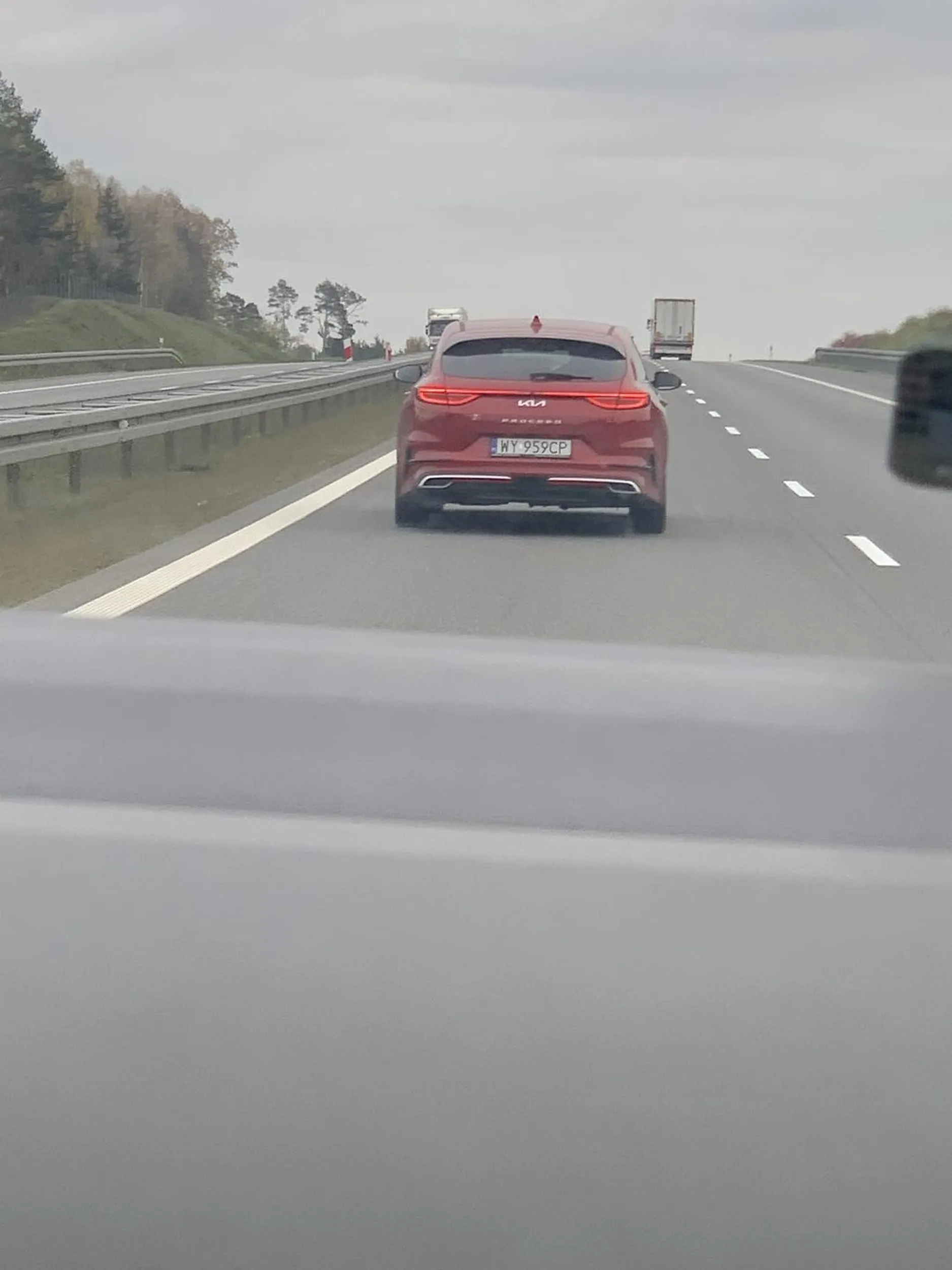 Gościu, wypad z lewego co? Poniżej dopuszczalnej i nikogo nie wyprzedzasz. Litości !