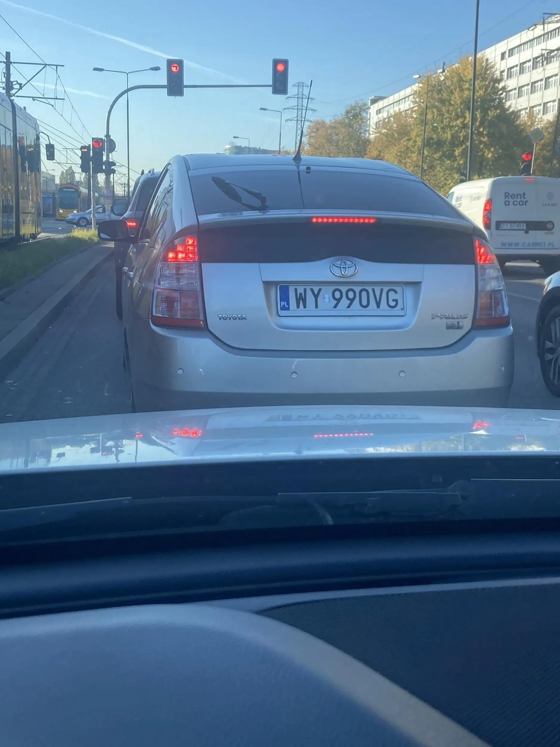 Kierowca wymuszacz pierwszeństwa. Plus jazda na czerwonym świetle. Prawo jazdy odnalezione najprawdopodniej w chipsach.