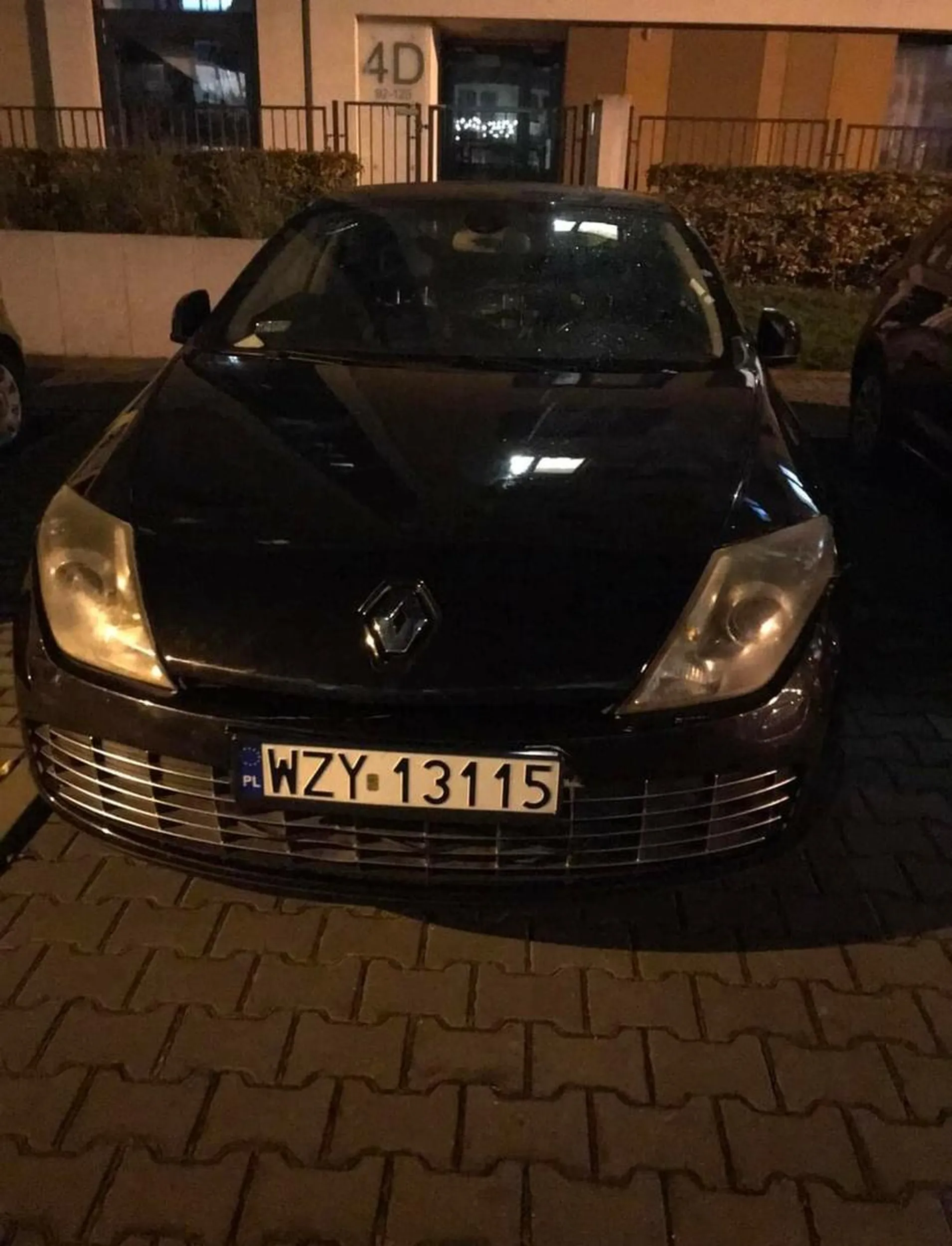 Wykurwiaj z tą zgniłą laguną z prywatnego międzynarodowego miejsca parkingowego. No chyba że jak na lagunę przystało, nie jest w stanie sama odjechać to daj znać, zadzwonię po śmieciarkę.