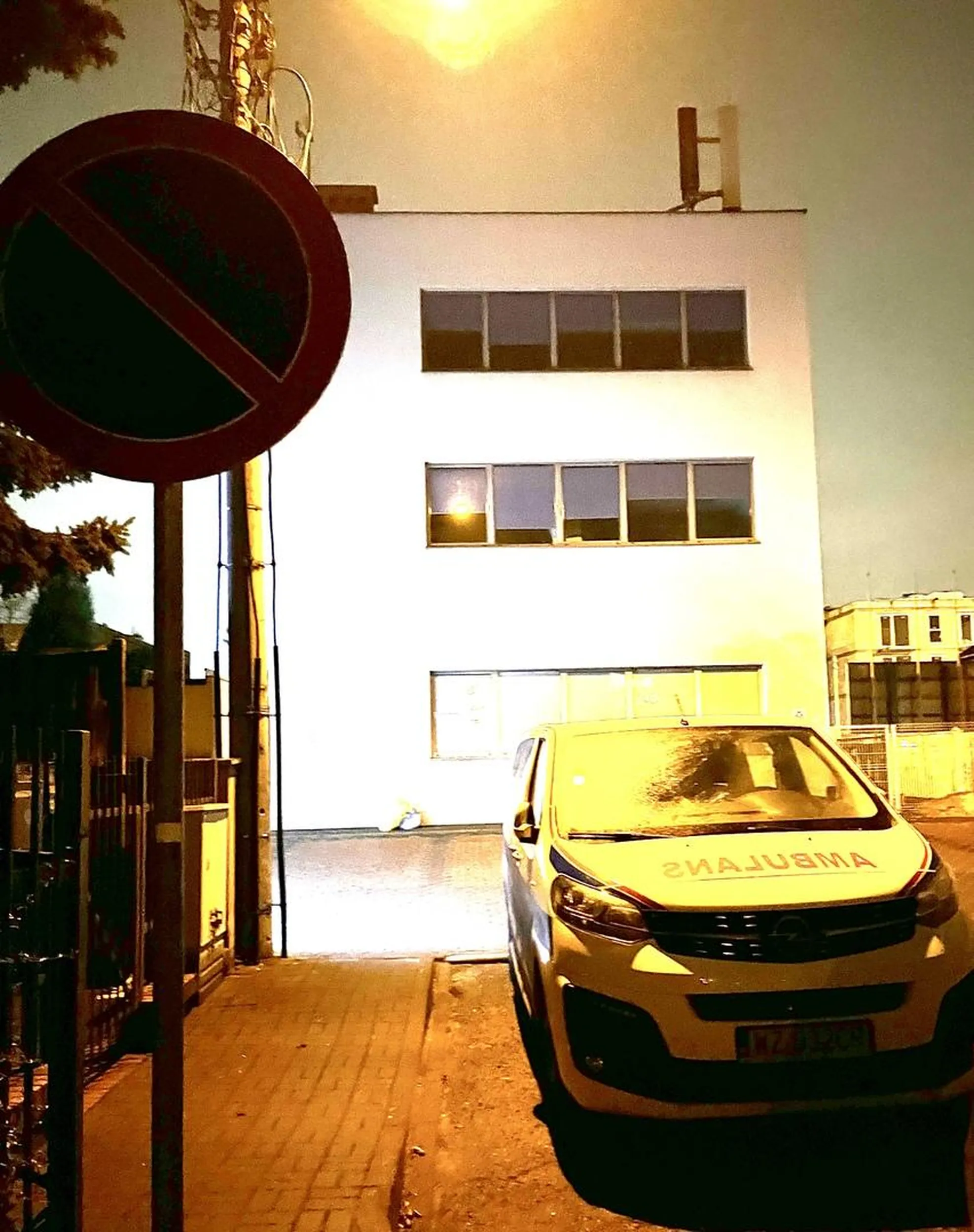 Zawodowy kierowca? Czy zwykły dudus co PJ w chipsach znalazł. Wstyd dla firmy za takich kierowców. Kargowska 7 Poznań 21. 12.2022 g19,19