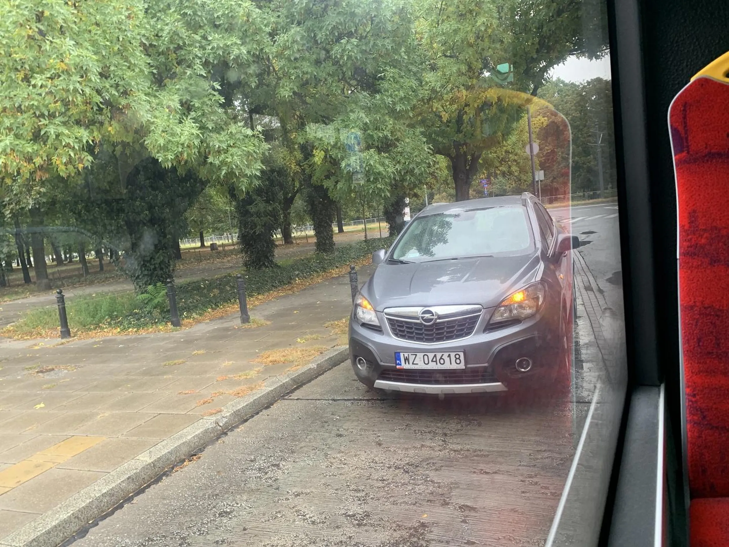 Zaparkował w zatoczce autobusowej, przez co kierowca miał problem z wjazdem w zatoczkę autobusową i musiał wypuścić pasażerów nie na chodnik