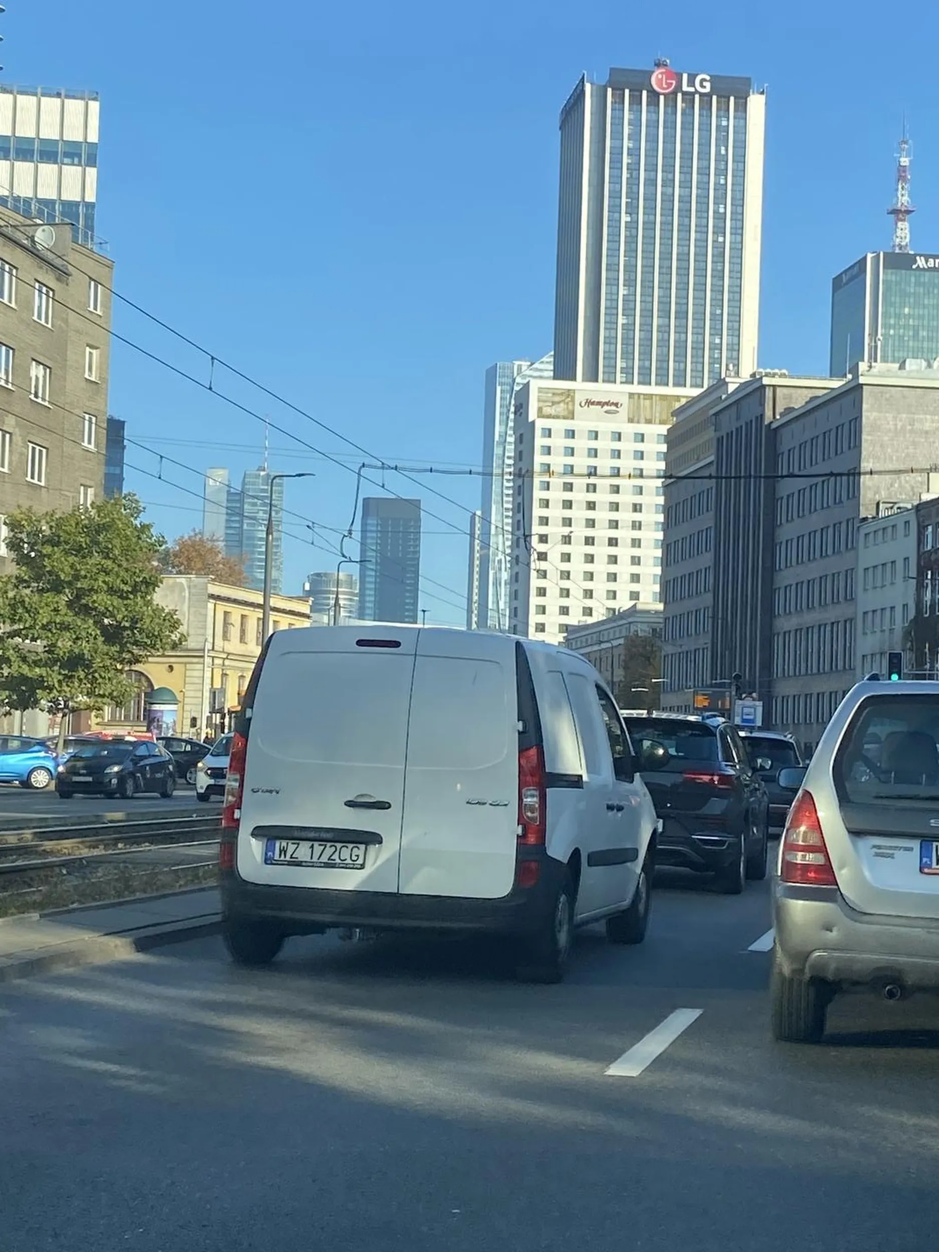 Rzuca sie jak wsza na grzebieniu bez kierunkow i w ostatniej chwili zajezdza droge.