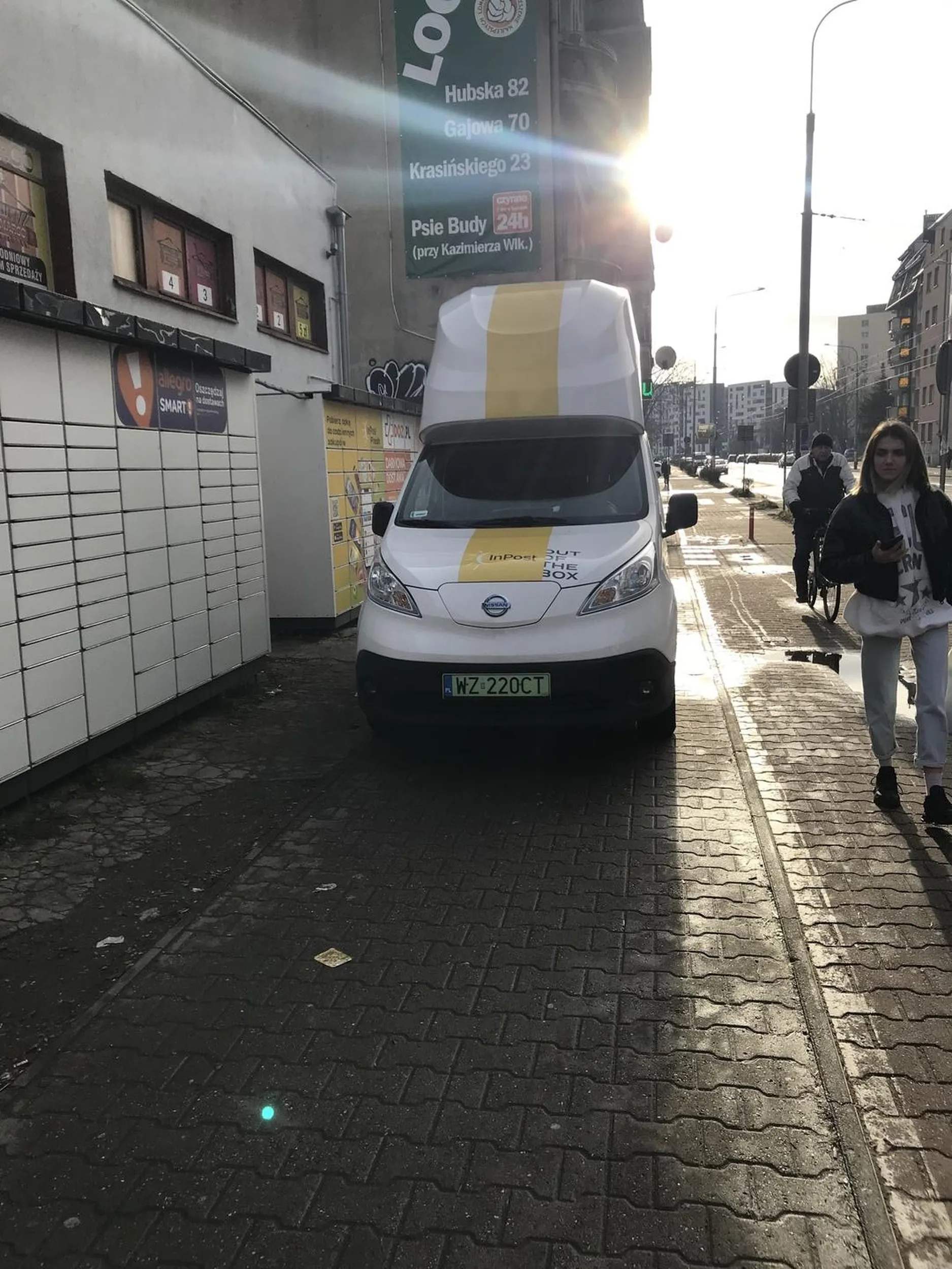 InPost - REGULARNE parkowanie na chodniku, blokowanie przejścia pieszym oraz ścieżki rowerowej. Sprawa zgłoszona na: stopagresjidrogowej@wr.policja.gov.pl. Będzie 1500 zł mandatu i kilka punktów karnych.
