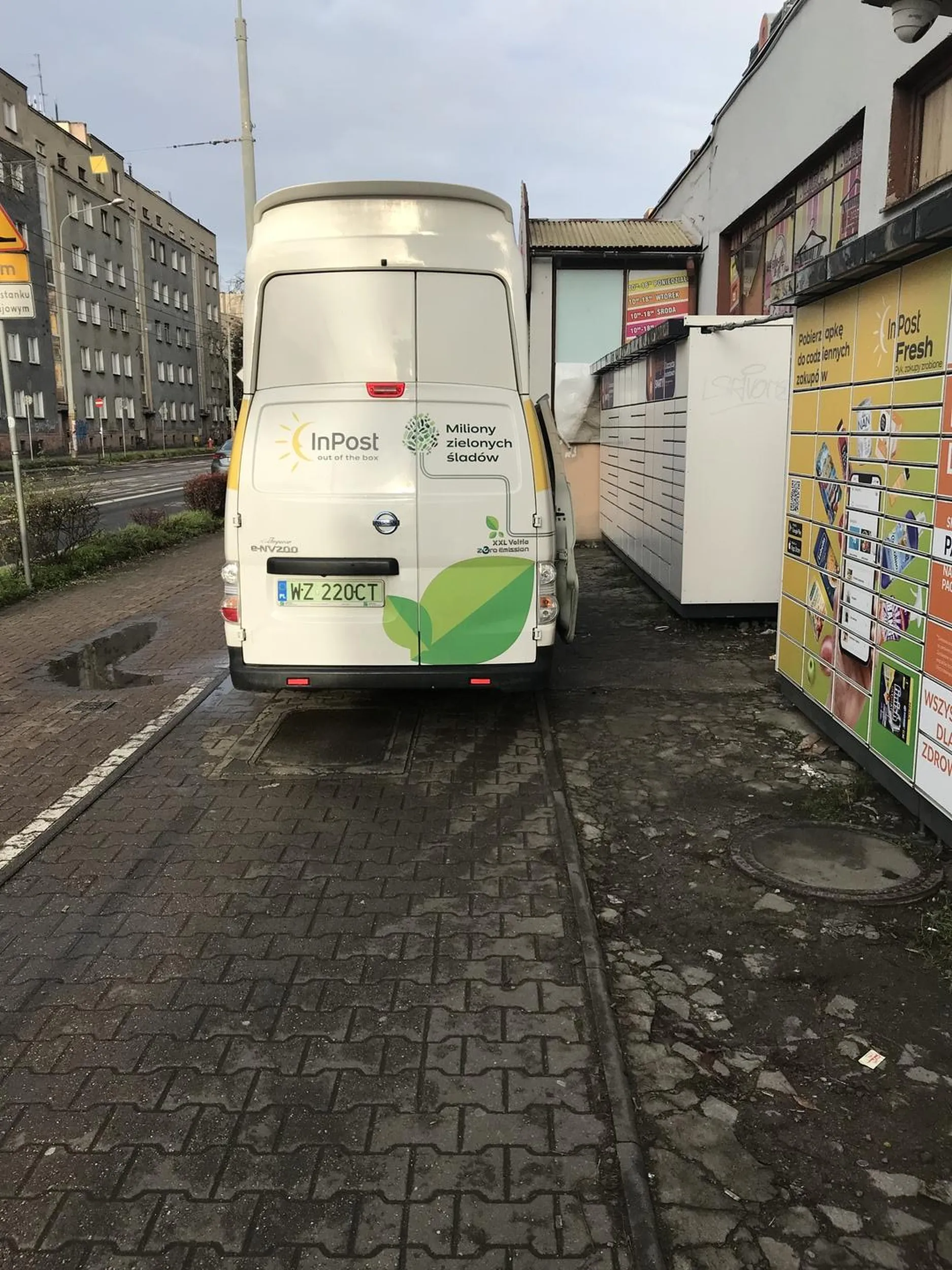 InPost - REGULARNE parkowanie na chodniku, blokowanie przejścia pieszym oraz ścieżki rowerowej. Sprawa zgłoszona na: stopagresjidrogowej@wr.policja.gov.pl. Będzie 1500 zł mandatu i kilka punktów karnych.