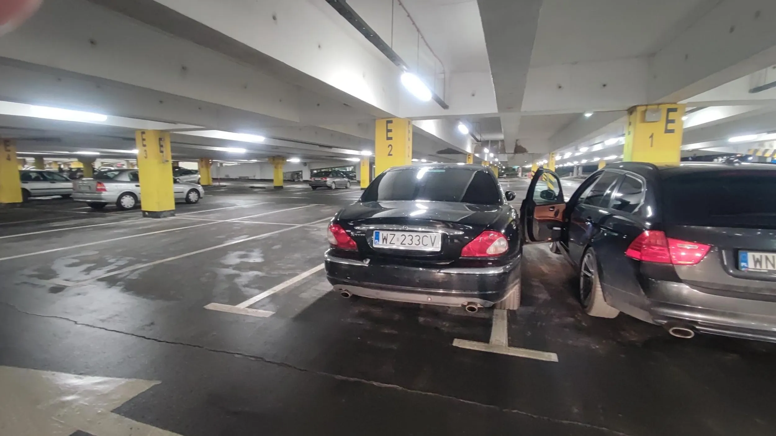 Jak potrzebujesz bliskości to przytul się do żony, kochanki albo seksworkerki. Prawie cały parking wolny.