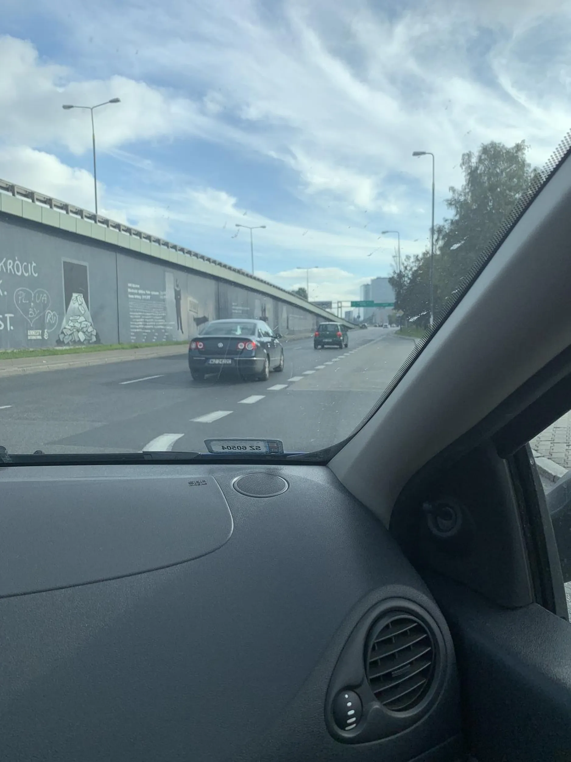 Jeździ buspasem, wyprzedza wężykiem, zajeżdża drogę. Pirat