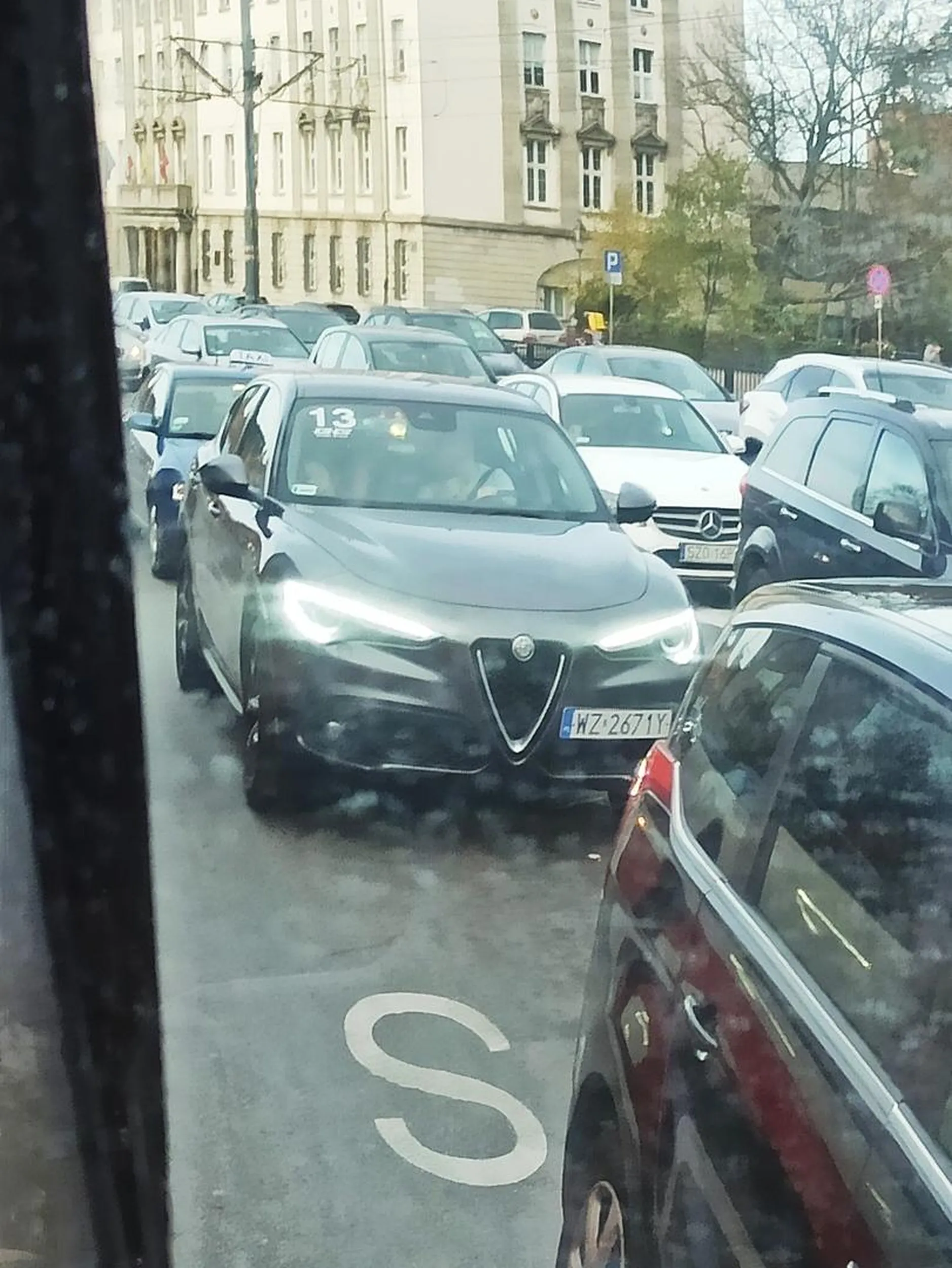 Burak z warszafki myśli chyba że jeździ autobusem. Parkuje w zatoczce autobusowej, a jak autobus podjechał za niego by zatrzymać się na przystanku to pokazuje serdeczny palec. Gwałtownie zmienia pasy ruchu bez kierunków i jeździ po buspasie.