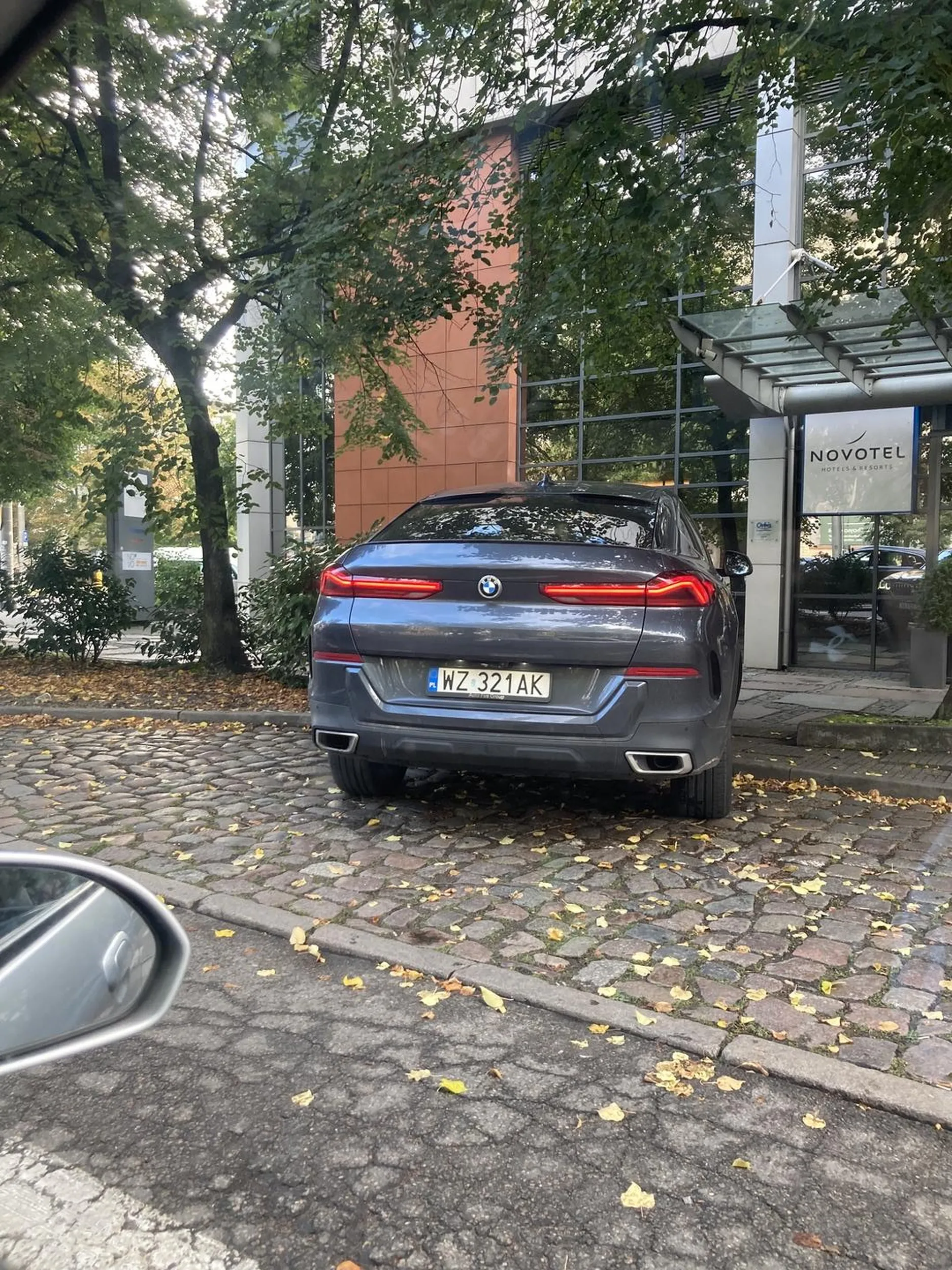 Burak wpierdala sie na pas sciezka rowerowa, cofa w korku i  wjezdza na chodnik