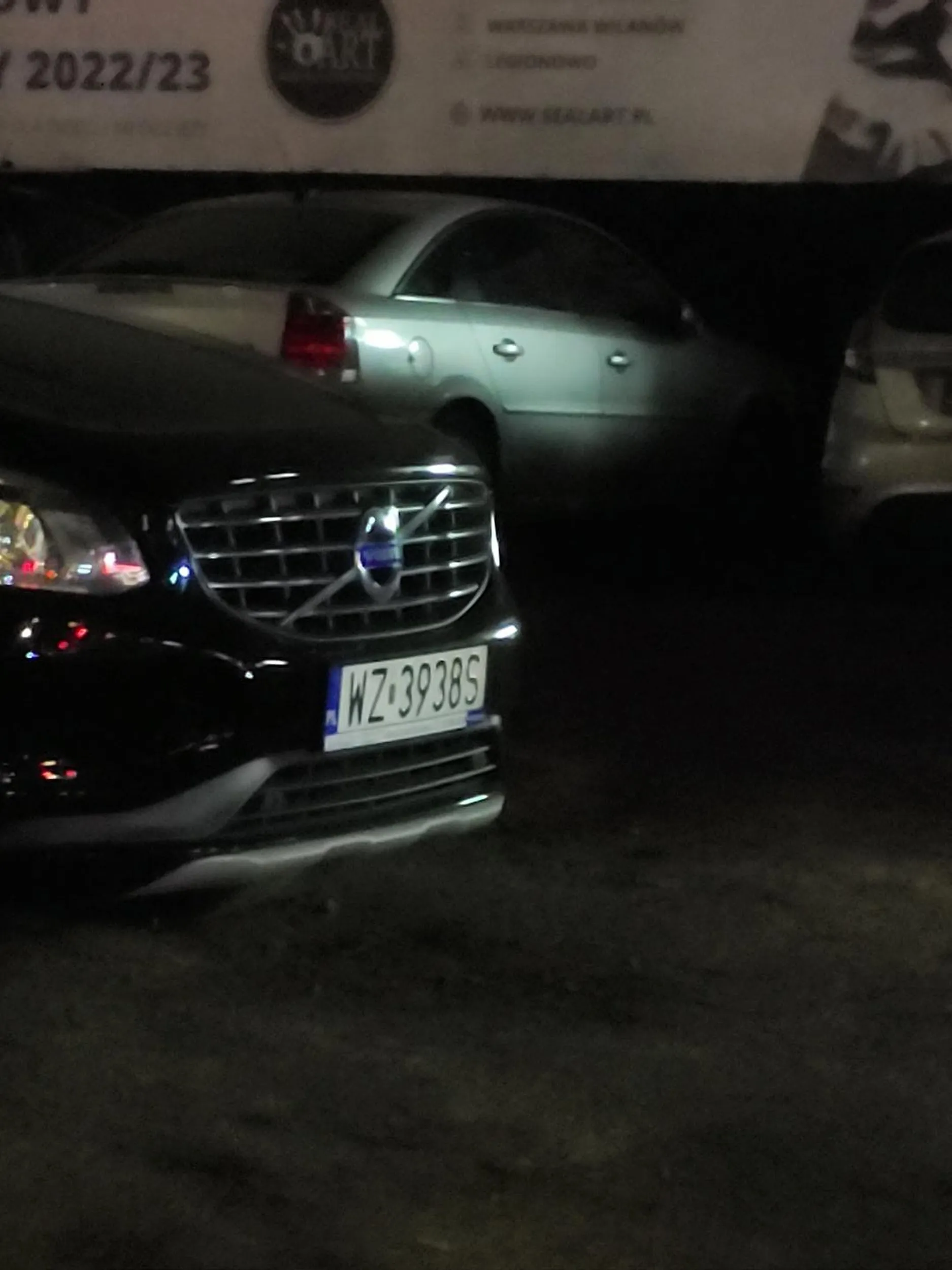 Blokuje innym wyjazd z parkingu.