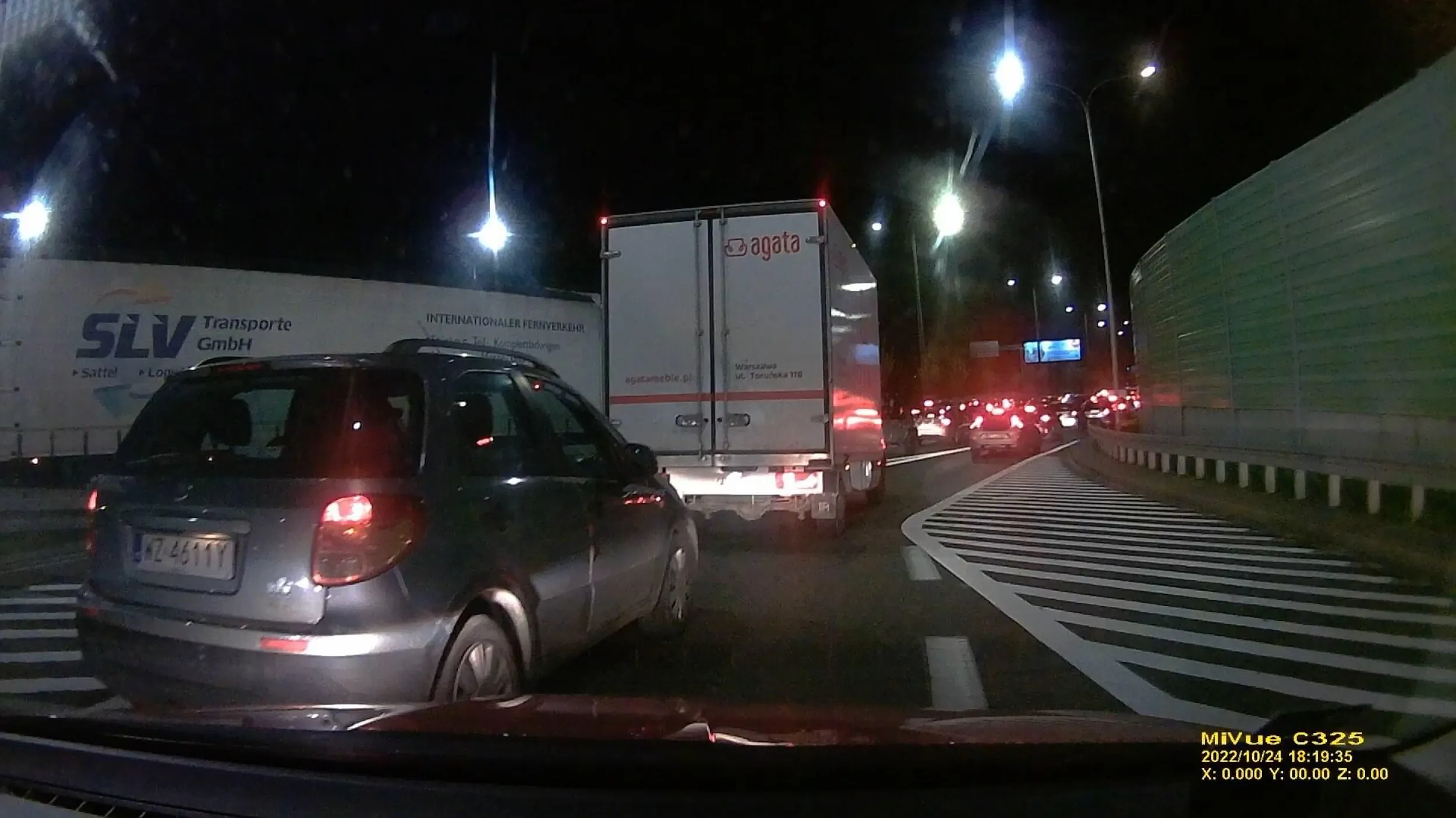 24.10.2022 zjazd z mostu północnego na ul. Modlińską. Kierowca Suzuki prawko w dupie znalazł, nie wie czym jest jazda na suwak.