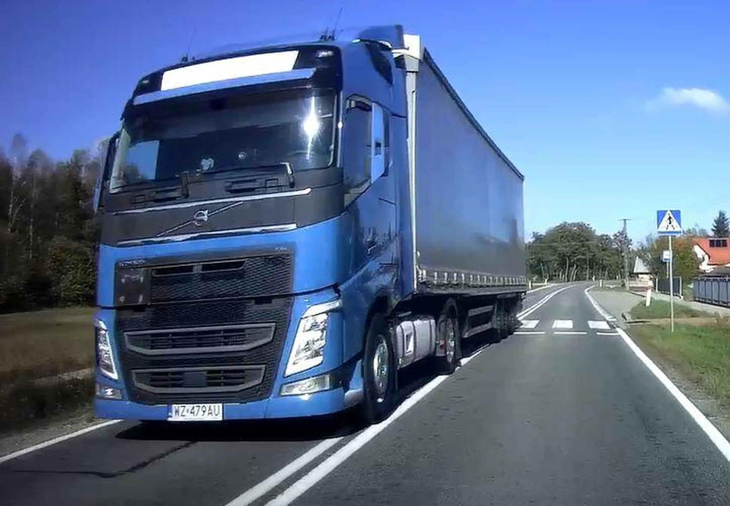 Tirowiec spycha z jezdni na pobocze roweżystę.