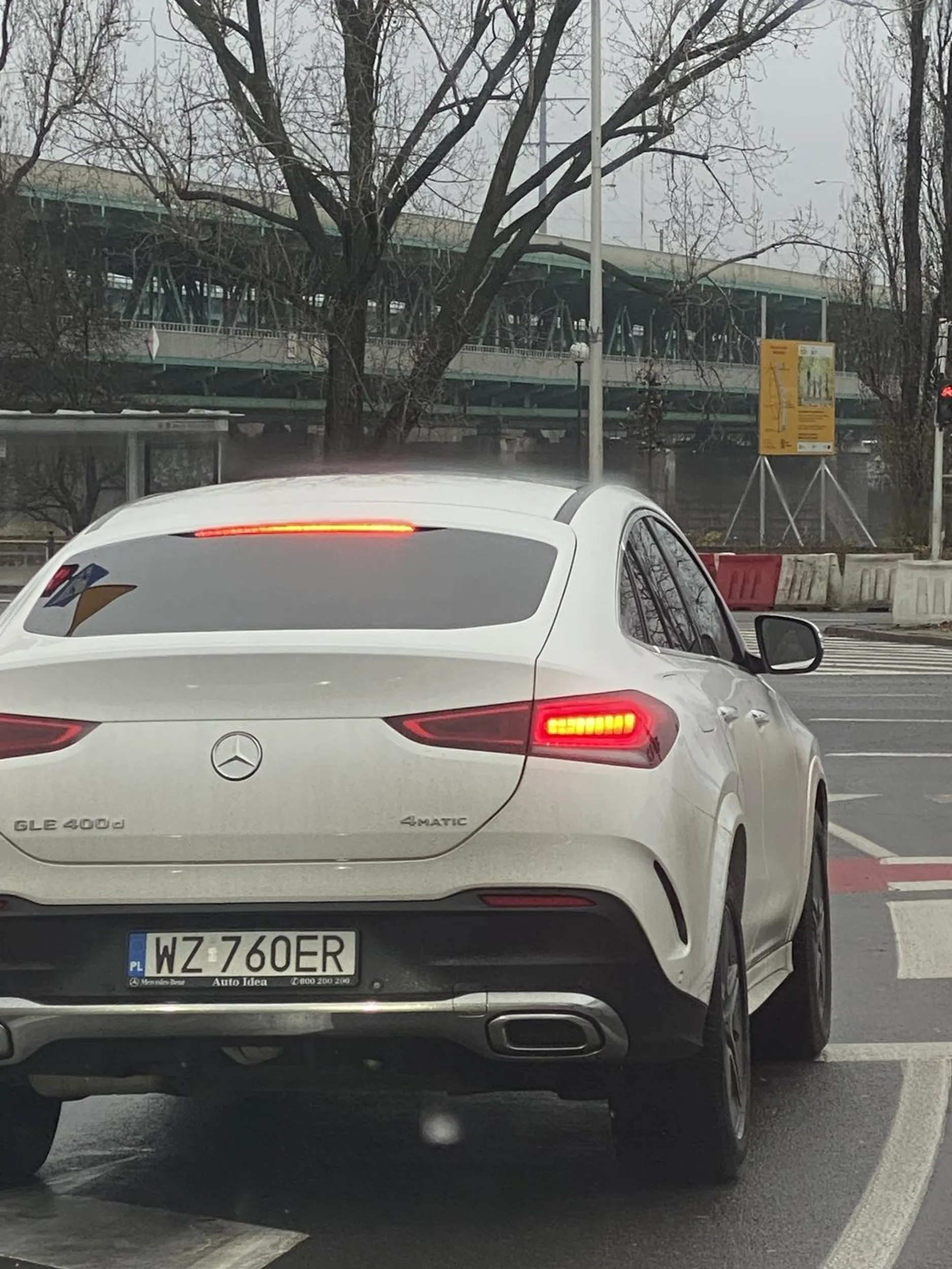 Napaść a potem ucieczka i wbijanie się przed maskę bez kierunkowskazów. Goguś z bardzo niskim poczuciem własnej wartości