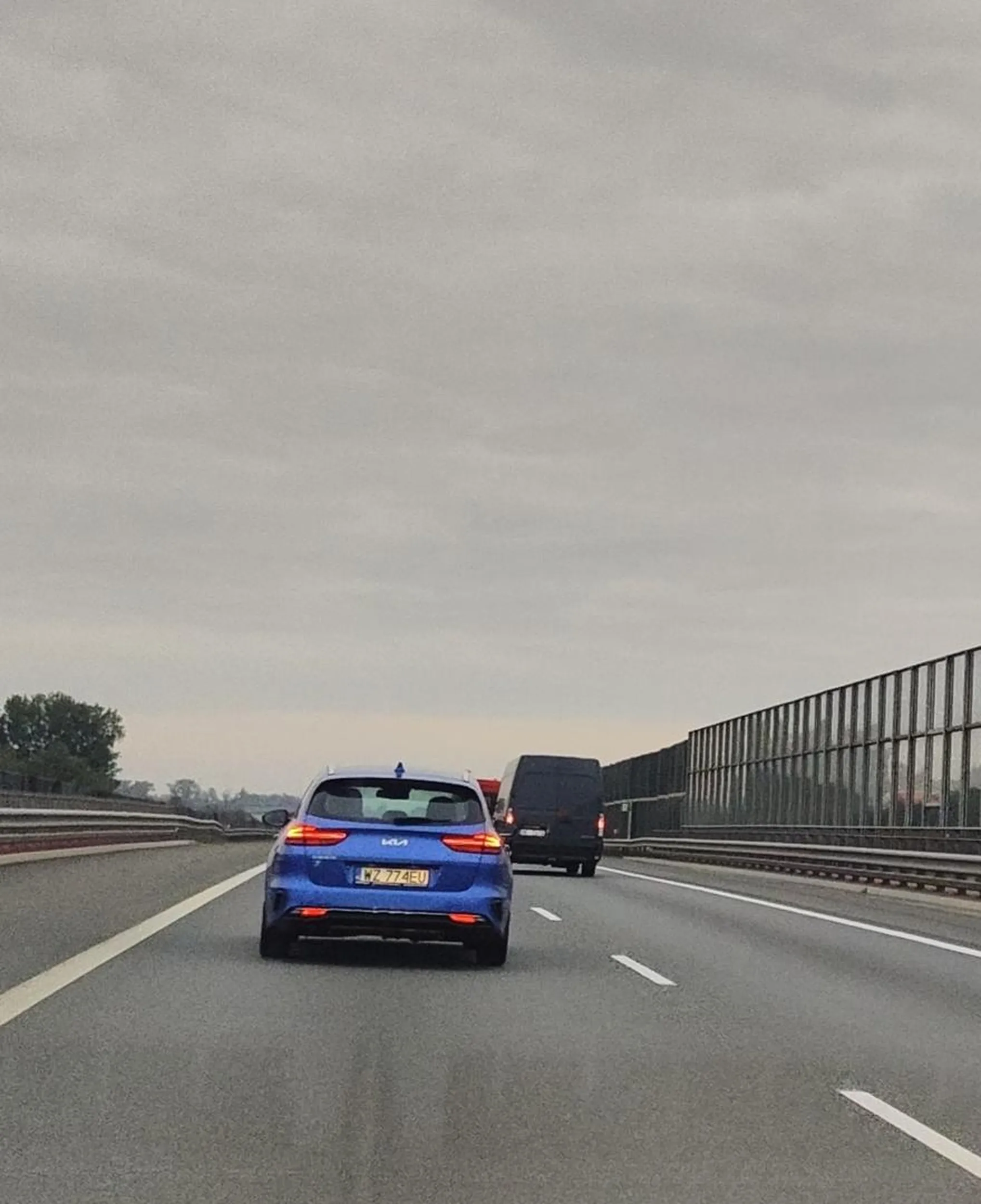 Szeryf lewego pasa. Wlecze się , a przy próbie wyprzedzania z prawej przyspiesza i pokazuje małego. Dodatkowo przyhamowuje (na autostradzie do 40kmh), trąbi i cofa na rondzie. Śmieć do utylizacji.