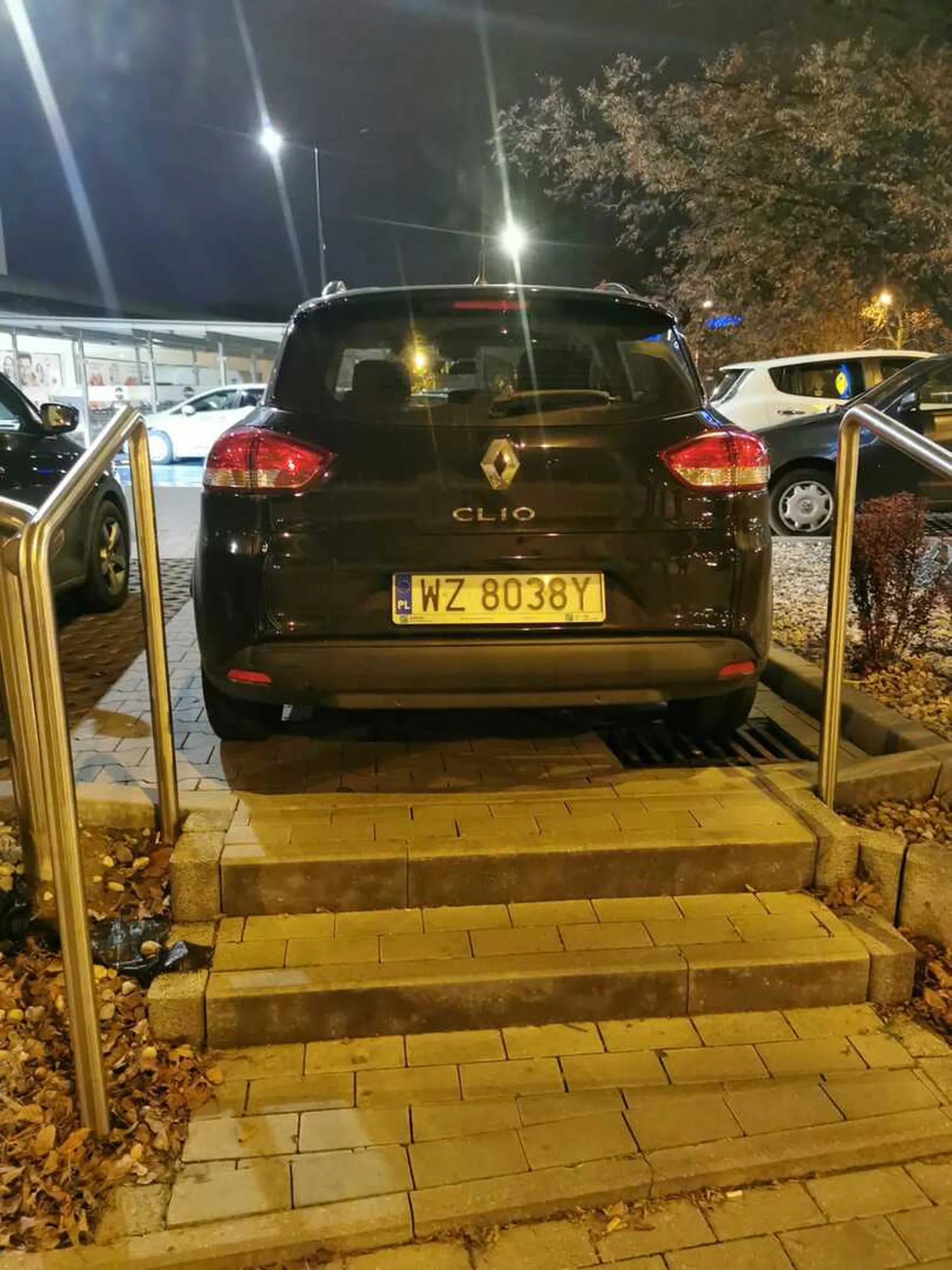 Miejsc parkingowych jeszcze całkiem dużo ale przecież nie będę szedł dodatkowe 15m dalej ...