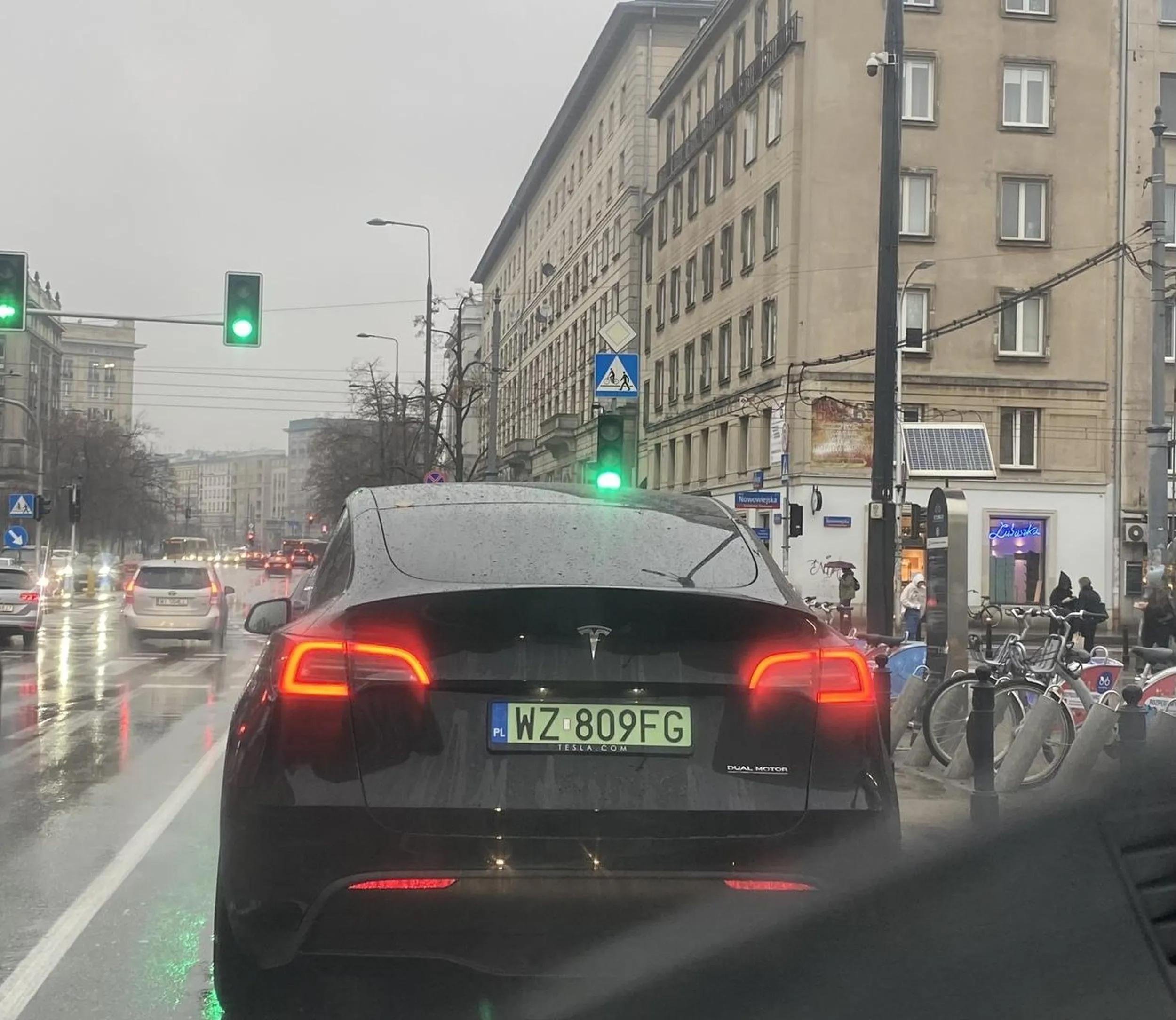 Rzuca sie tesla jak wsza na grzebieniu zajezdza droge innym bez kierunkowskazow mysli ze jest krolem tej wsi.