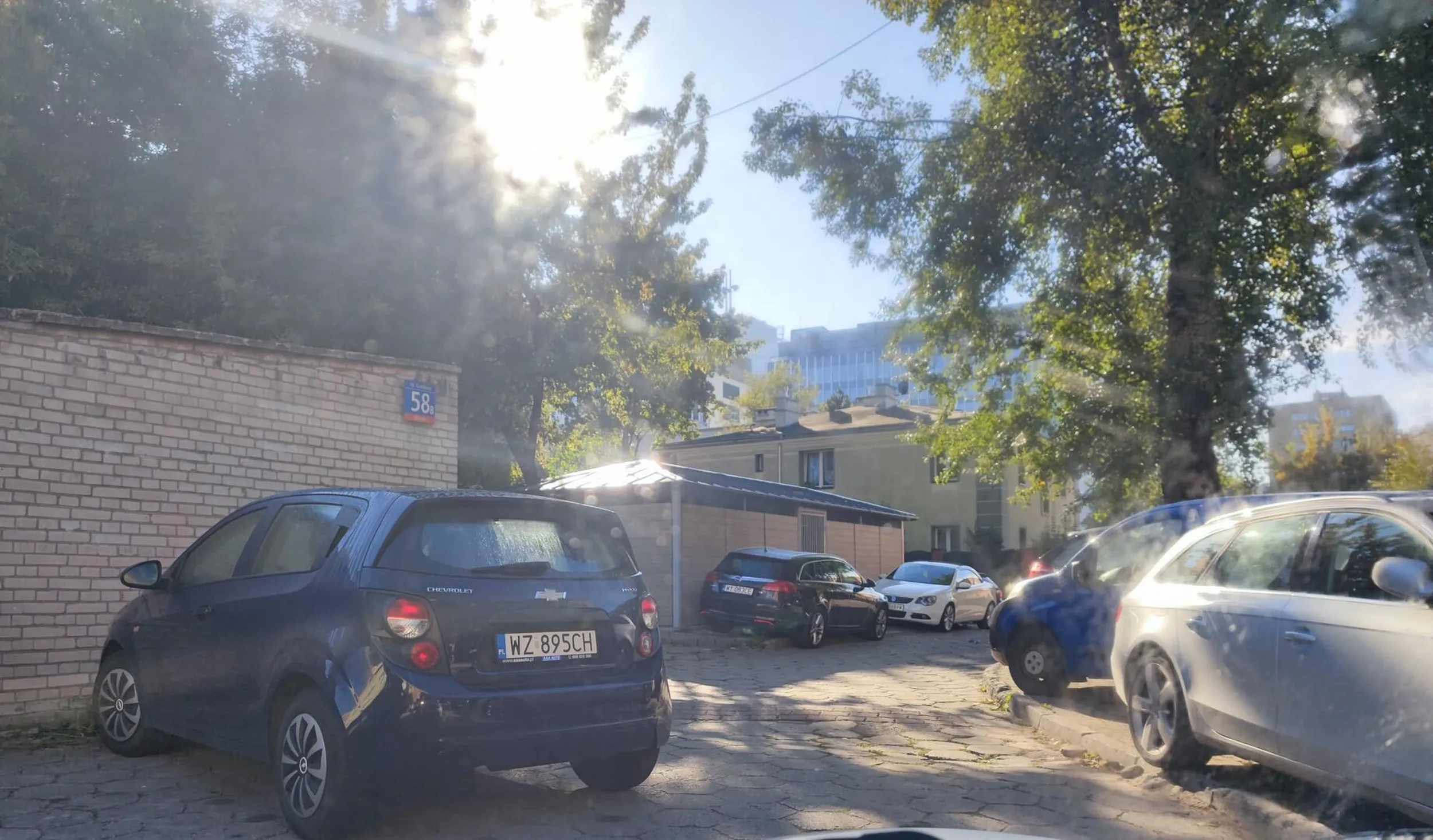 Nie ma to jak szukać miejsca do parkowania poza strefą płatną, bokując miejsce mieszkańcom, w dodatku zaparkować tak żeby blokować przejazd.