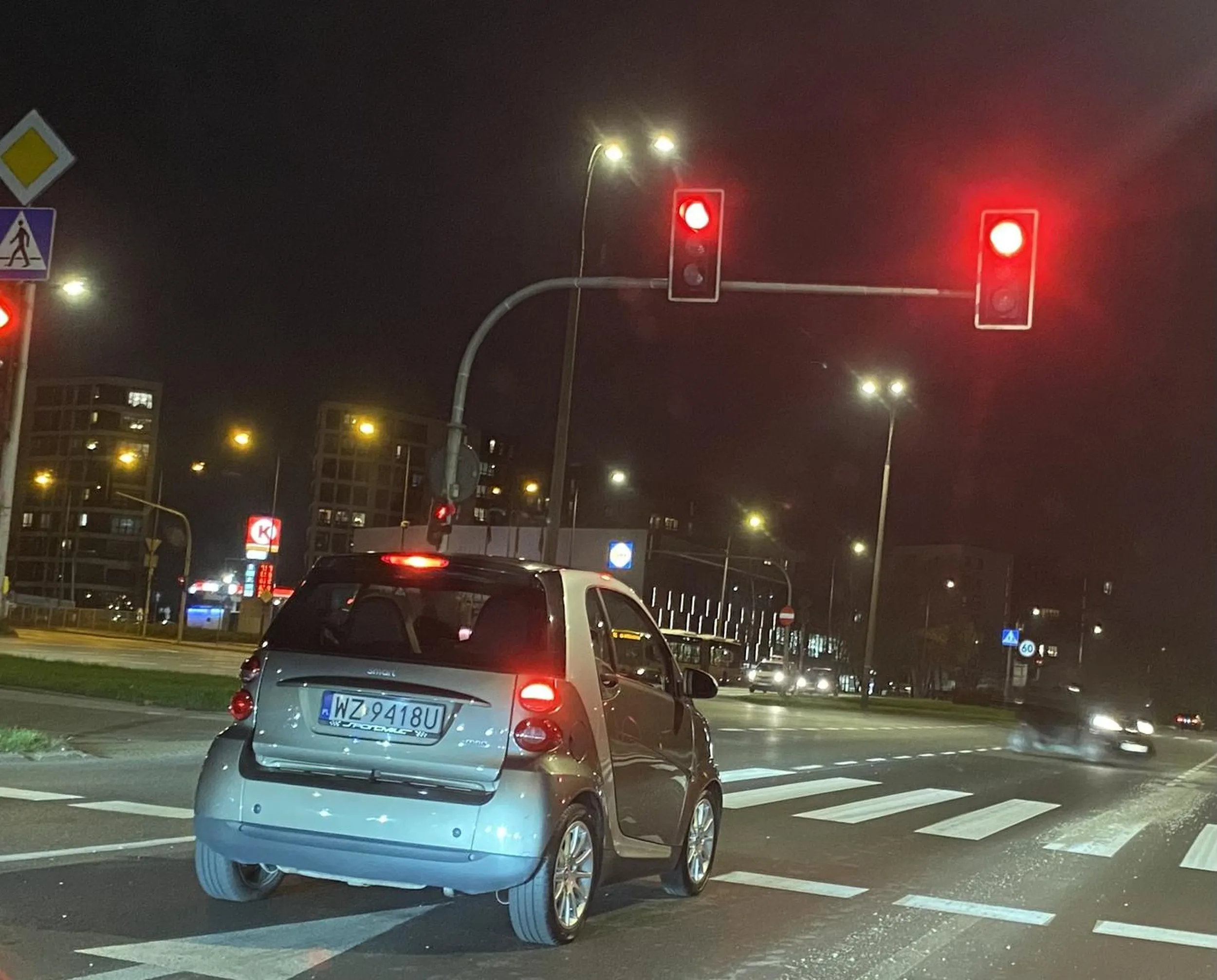 Sciga sie z innymi autami lecac 140 po Dolince Sluzewieckiej gdzie jest 60 ograniczenie. Jeszcze do tego ma niesprawne  oswietlenie . Z tylu wyglada jak zapierdalajacy wozek inwalidzki bez swiatel z napedem rakietowym …