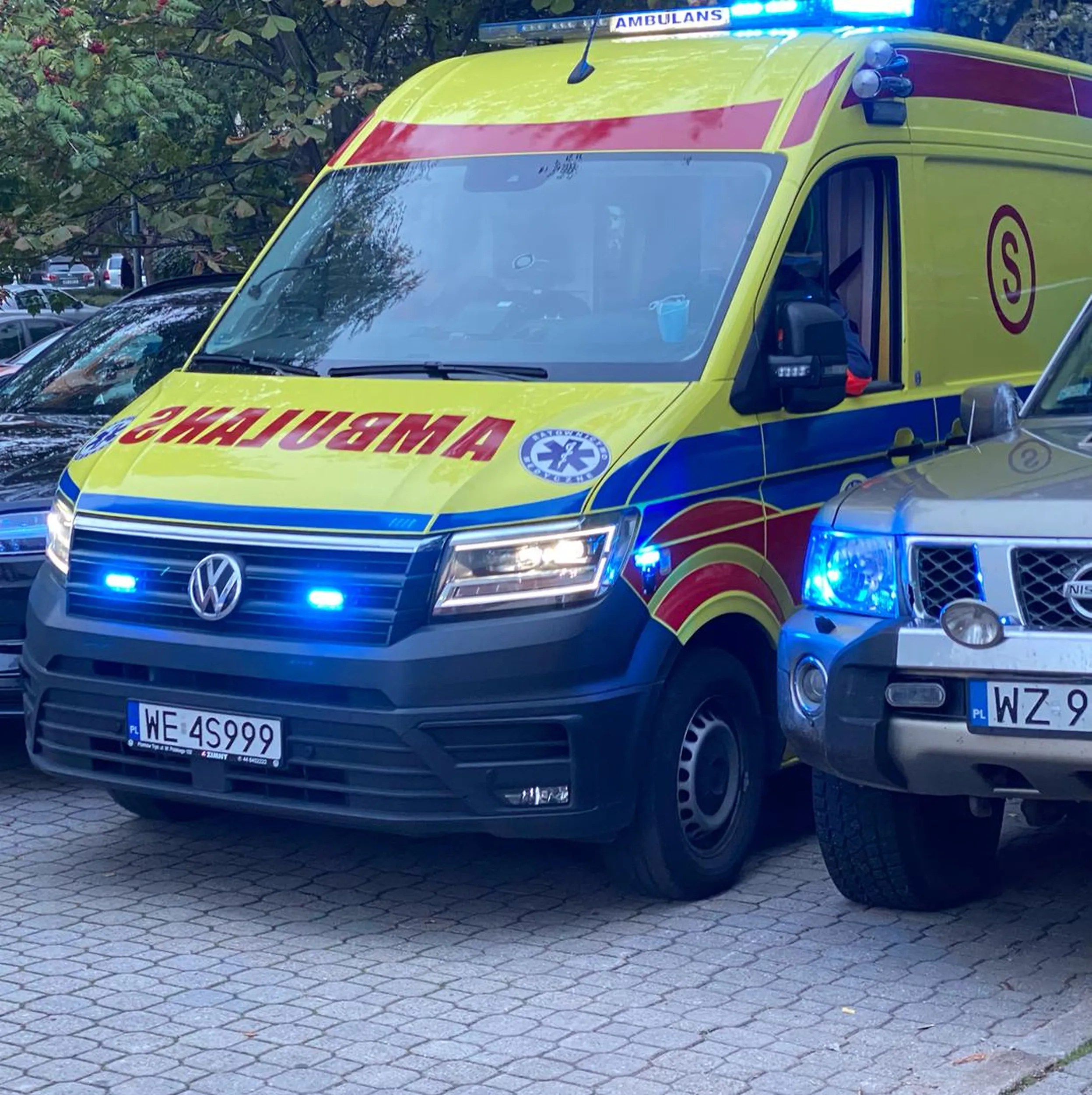 Niestety to prawda. Wczoraj zablokował wjazd karetce pogotowia. Czekali na sygnale około 10 minut, dopiero przechodnie pomogli wjechać „na szerokość lakieru”.