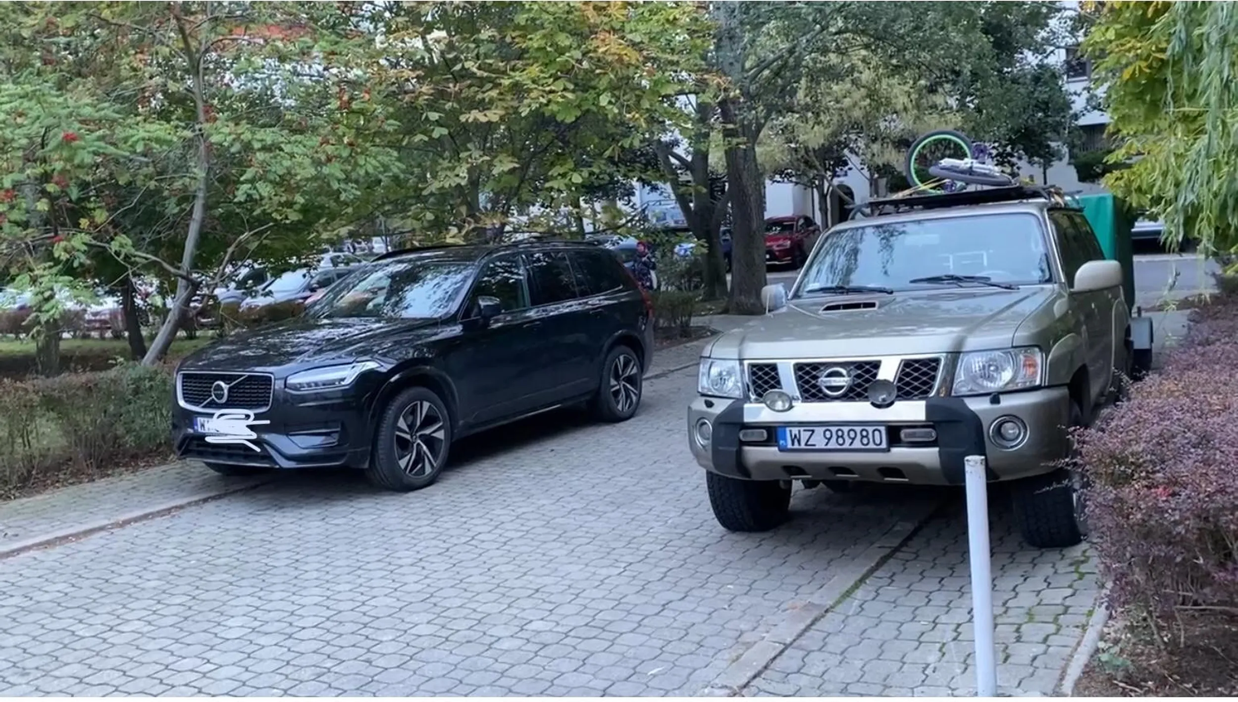 Niestety to prawda. Wczoraj zablokował wjazd karetce pogotowia. Czekali na sygnale około 10 minut, dopiero przechodnie pomogli wjechać „na szerokość lakieru”.