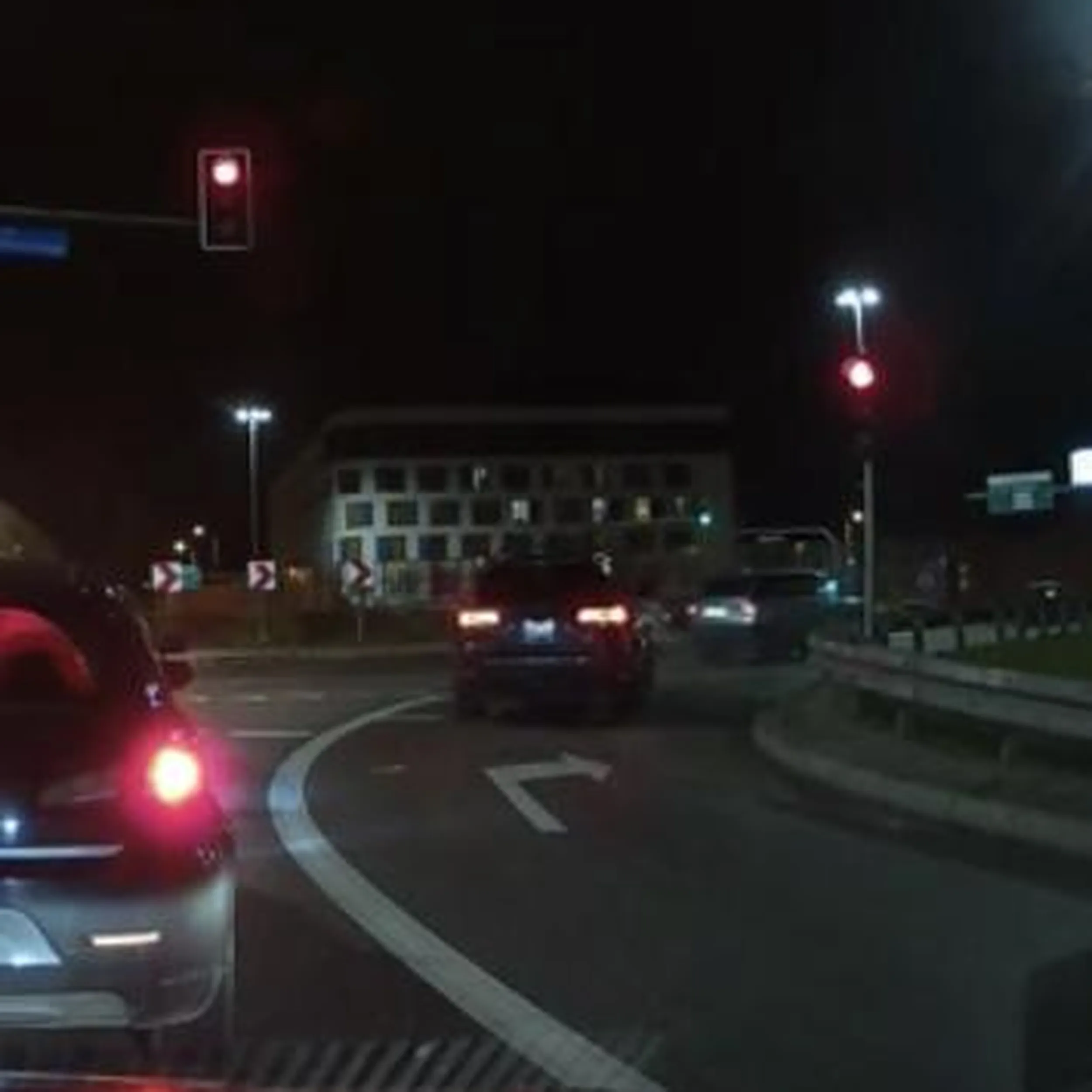 Gość uważa że jest ponad prawem i przejeżdża przez czerwone światła. https://streamable.com/susvjh