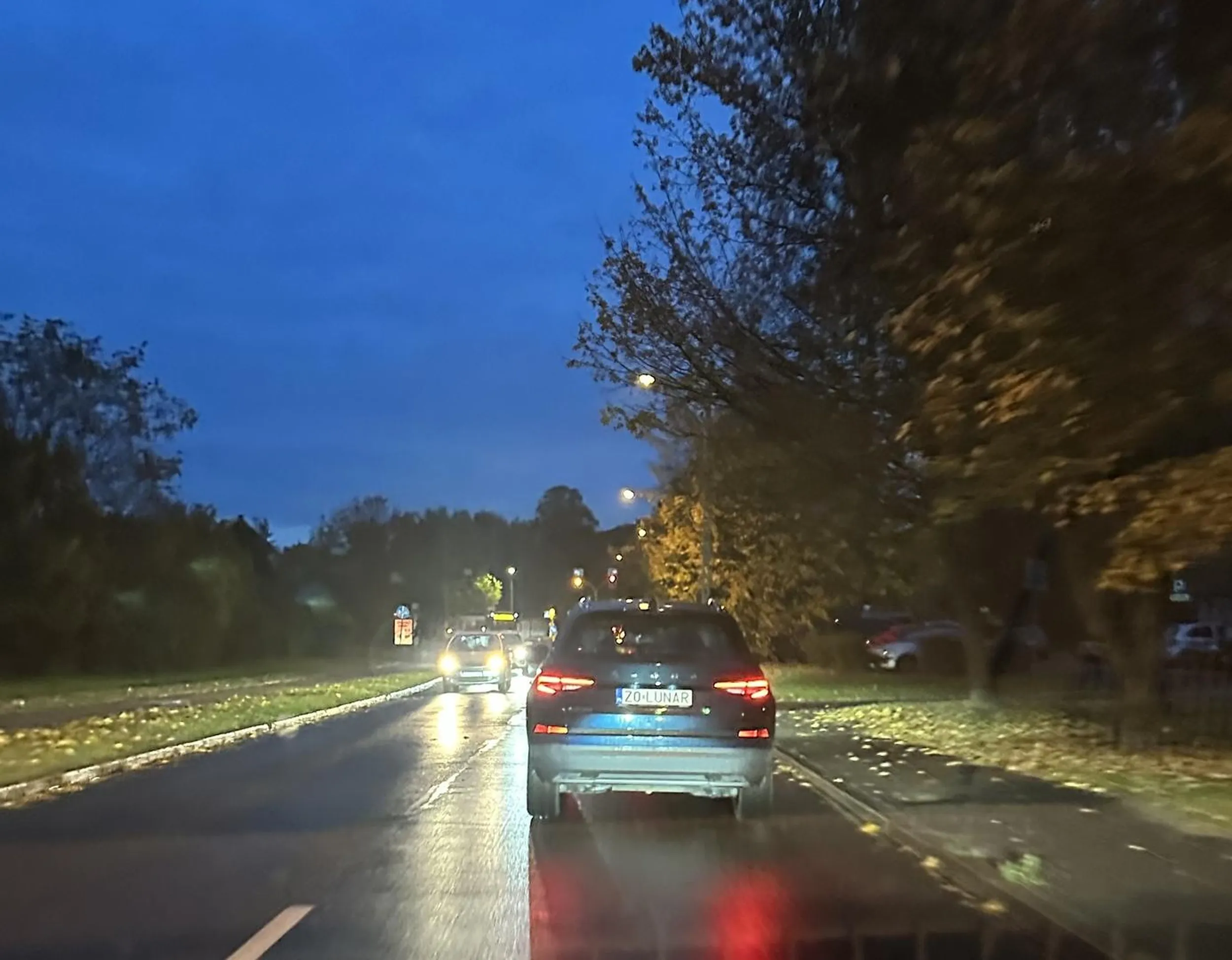 Blondynka, ktora nie zna zasad jazdy. Gdy zjeżdżałem z kończącego się pasa, owa Pani zaczęła przyspieszac, wyprzedziła mnie i zahamowała. Okropny kierowca z Pani! Wstyd!