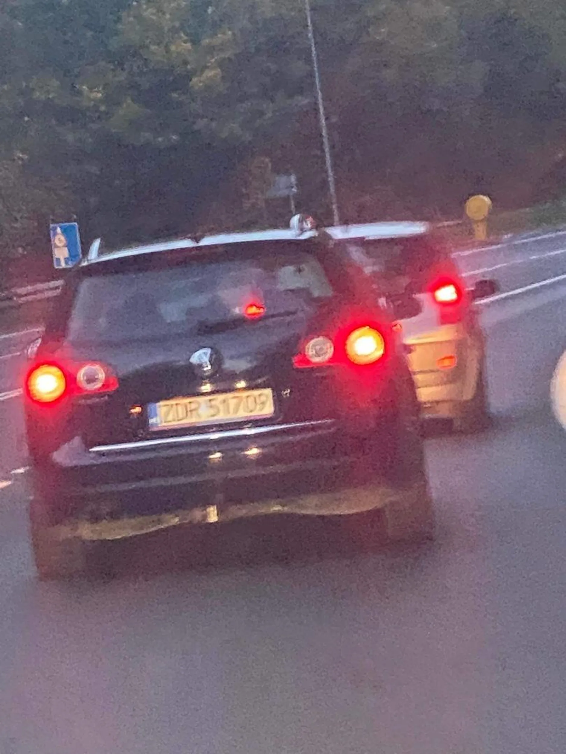 Przygłup nie patrzy w lusterka, zmienia pas a potem ucieka