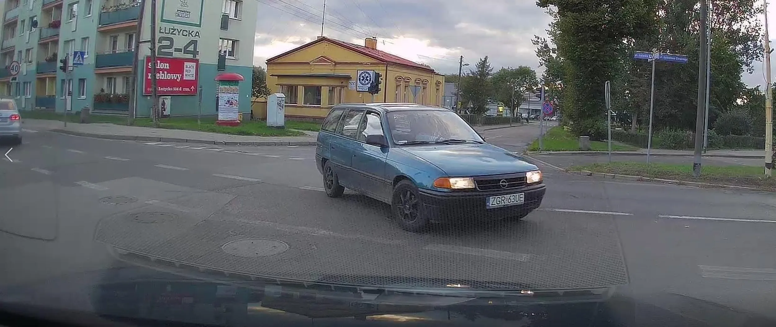 Facet nie ogarnia podstawowych zasad ruchu drogowego. Wymusza pierwszeństwo na skrzyżowaniu ze światłami!! i nawet nie "zauważa", że wymusił pierwszeństwo. Współczuję bo z takim nieogarem kolizja gwarantowana. Jeździ starym trupem więc mu pewnie bez różnicy