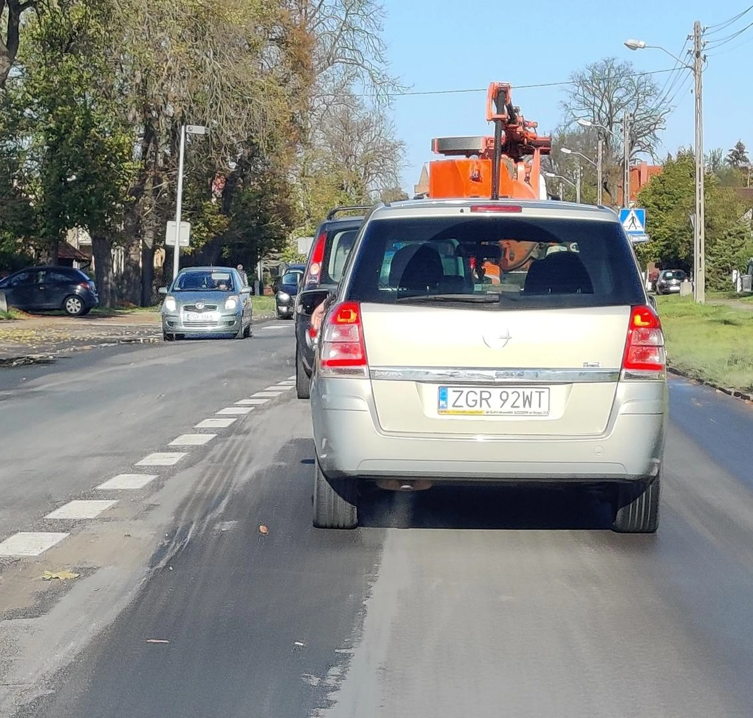 Gówniak wyrzuca kiepy przez okno.