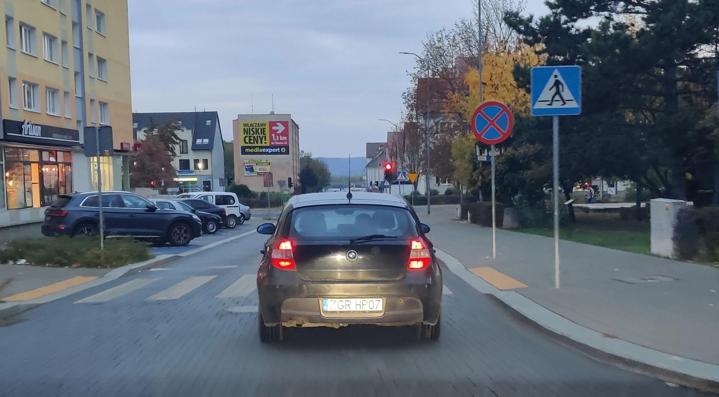 Na spacer wyjechał i ciągnie się po mieście jak ostatnia pipa utrudniajac innym jazdę.