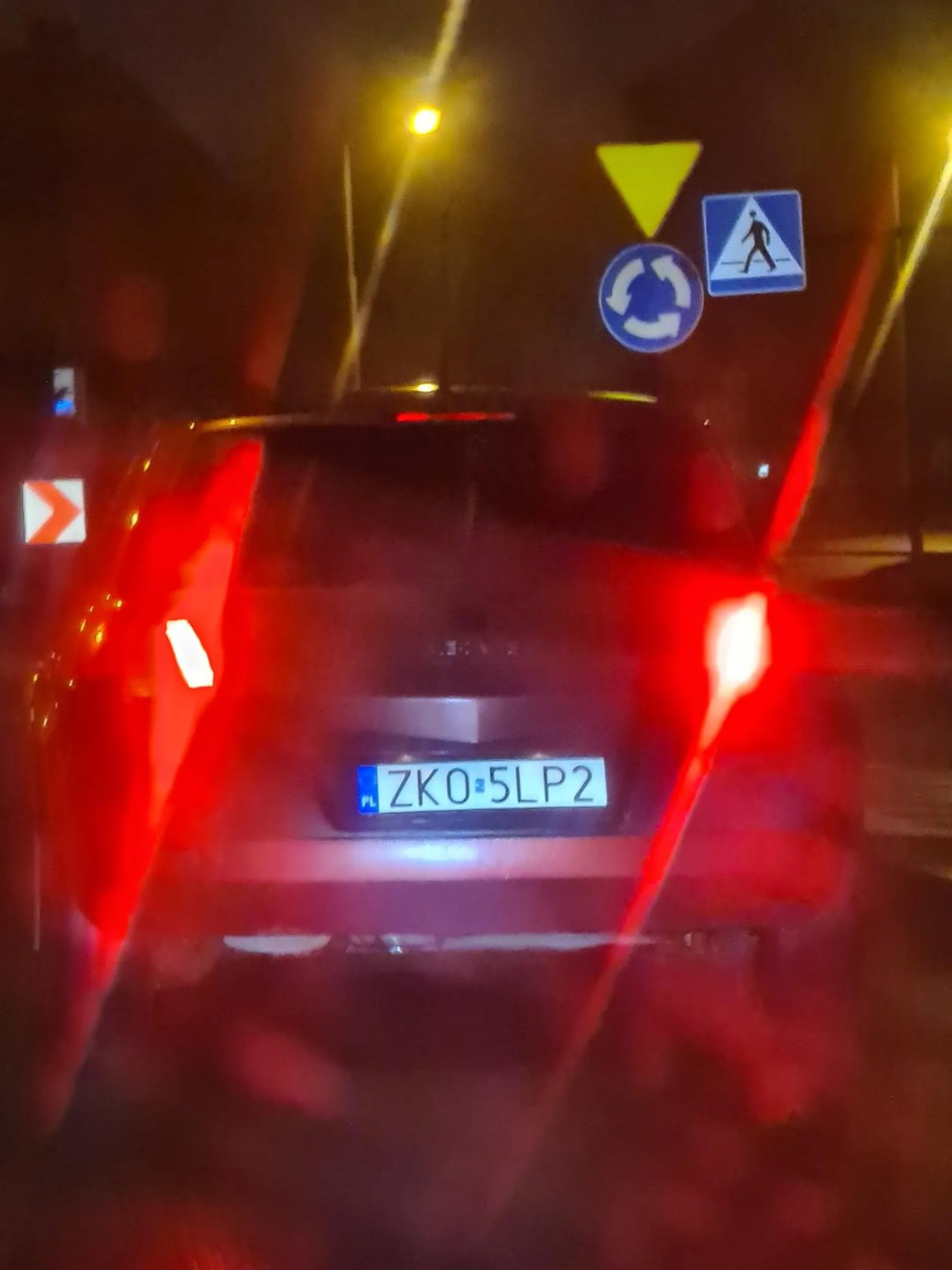 Proponował bym Pani blondynce, która jeździ tym autem pójść do okulisty i sprawdzic wzrok lub chociaż zjechać zobaczyć czy szkód nie wyrządziła, a nie pakować się na rondo 1km/h centralnie przed inne auto, zrobić zdziwioną minę i uciekać przez pół miasta. Nie pozdrawiam