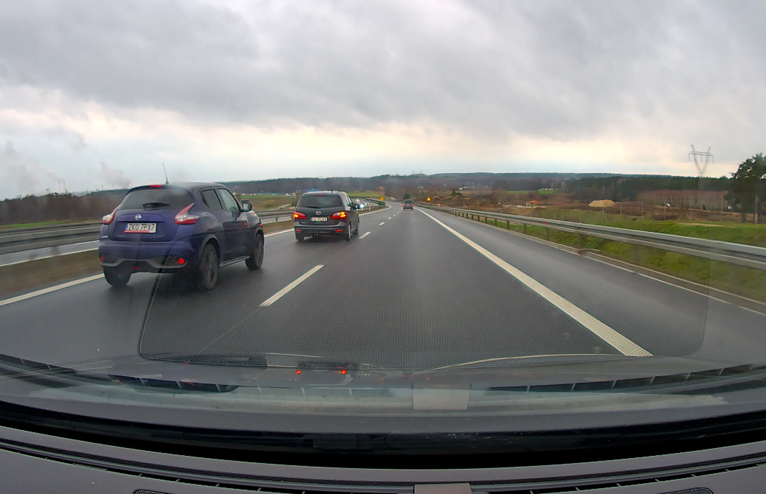 Bezmyślny kierowca, który uważa, że 3m odstępu przy 140 km/h to odpowiednia odległość...