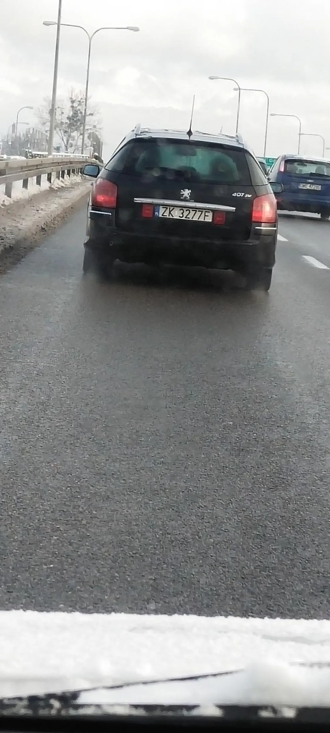 Skończony kretyn, myśli że kierunek daje mu pierwszeństwo, spycha innym użytkowników drogi, następnie zajeżdża drogę. Mocny dopóki auto jedzie, jak się zatrzymuje to kombinuje jak uciec