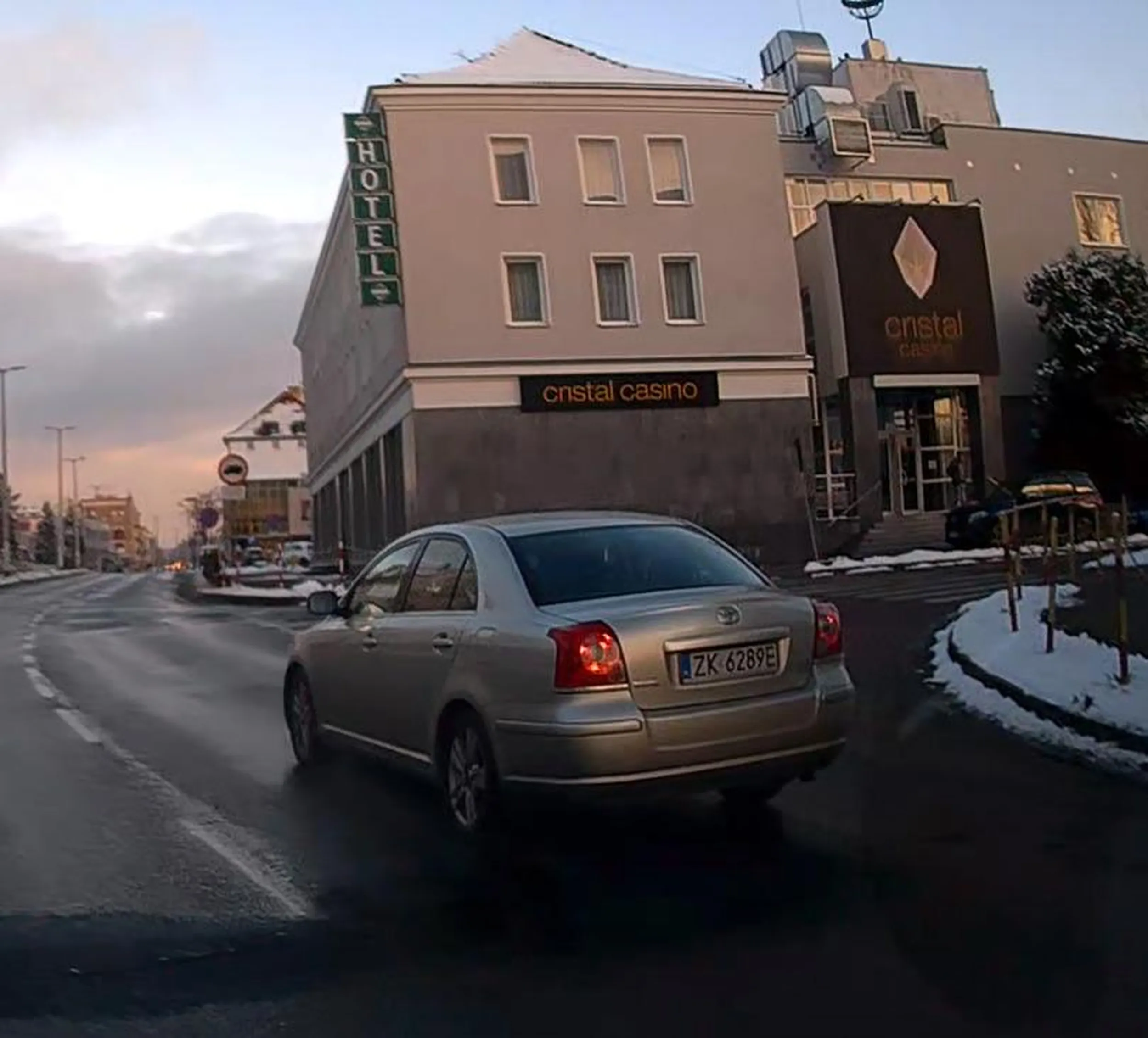 Stary dziad i poganiacz który nie rozumie zasad ruchu drogowego. Trąbi na ludzi zatrzymujących się przed zieloną strzałką, macha łapami i krzywi ryj przy wyprzedzaniu jakby chciał się bić. Sebix w ciele sześćdziesięcioparolatka, zwróć prawo jazdy.