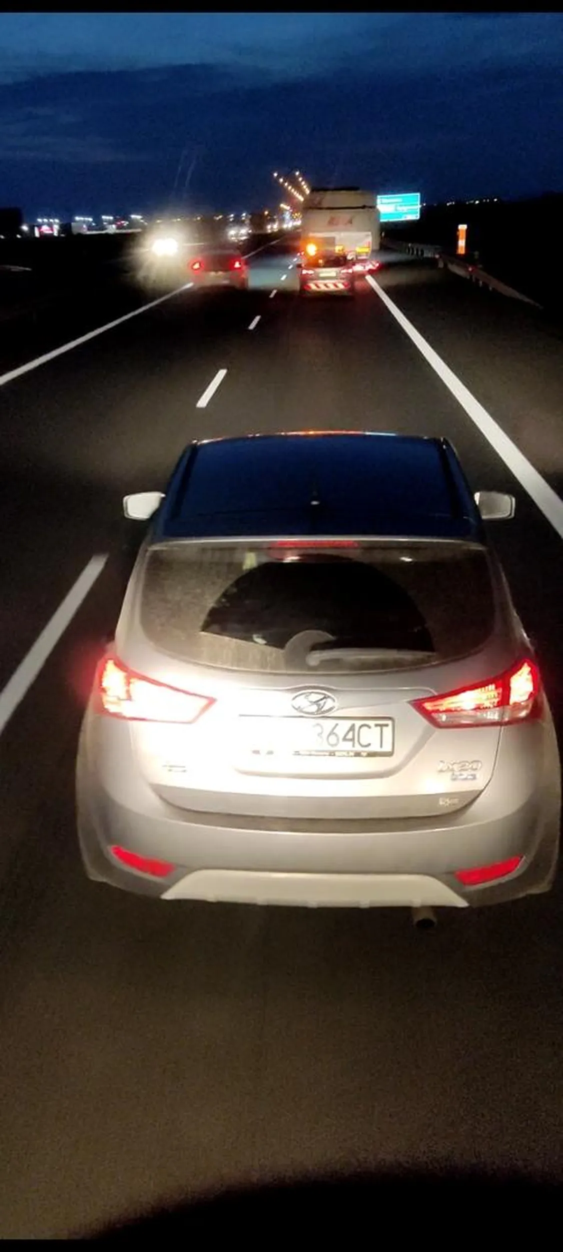 Hyundai ix20 Polisa 1069943730 Najpierw wjechał 3 m przed zderzakiem a potem hamuje Świeto zmarłych jest 2 listopada na 4.