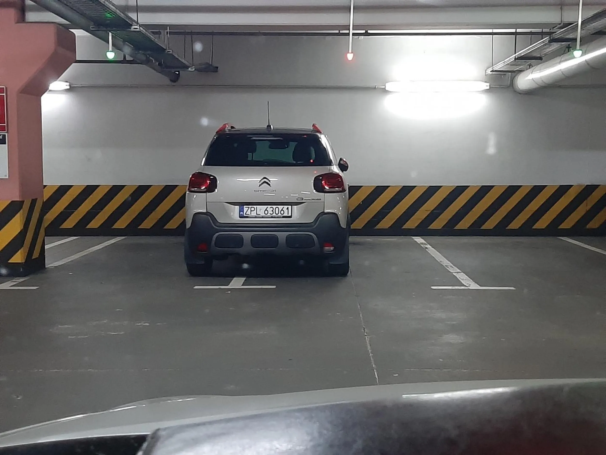 Polecam kurs parkowania lub okulary.