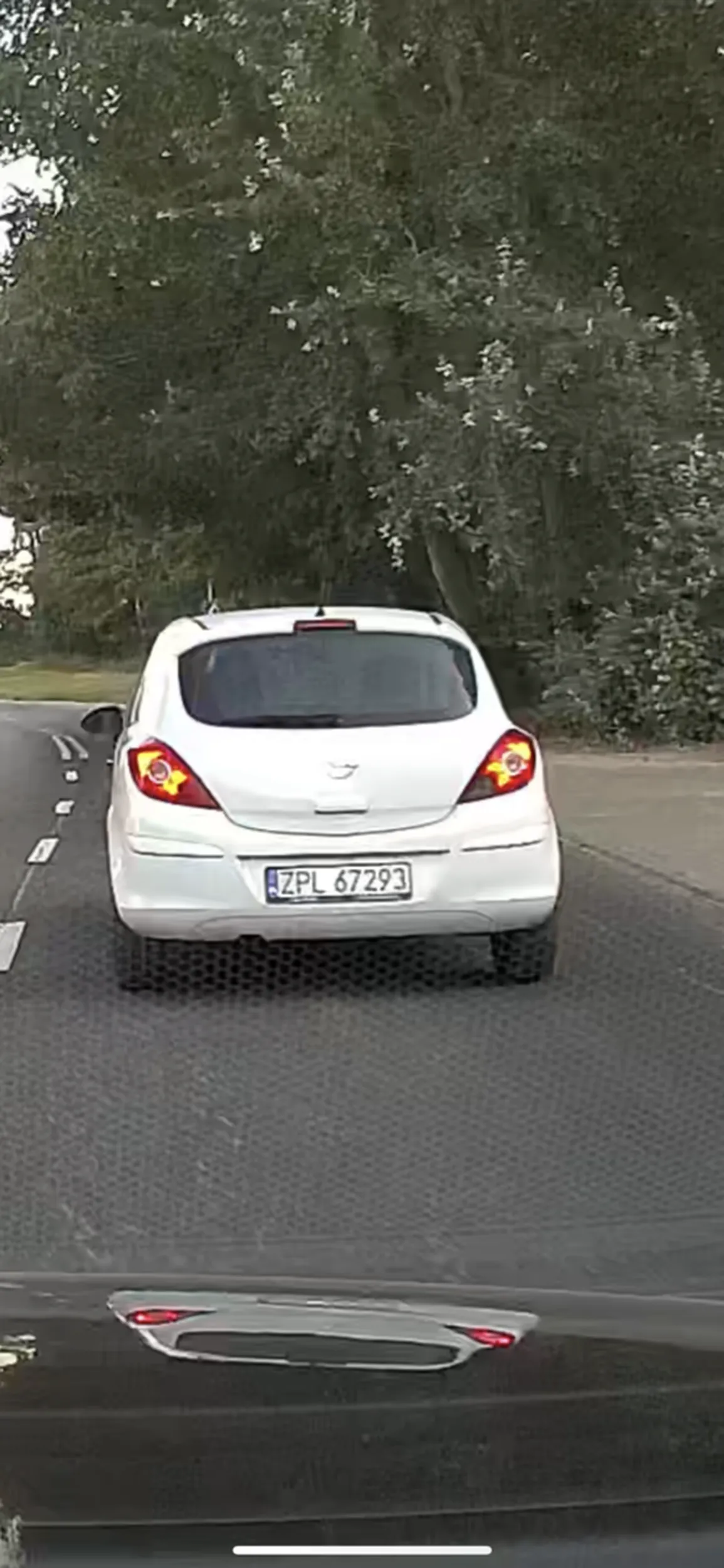 Jesteś na tyle chorym łbem, że wymuszając pierwszeństwo sadzisz się na środku dwupasmówki i kierujesz groźby karalne. Przez kolejne 20 min gonisz po mieście i tamujesz ruch na drodze, żeby tylko wydrzec się przez ten pusty łeb. Wiezienie to dla Ciebie za mało, nadajesz się na psychiatryk.