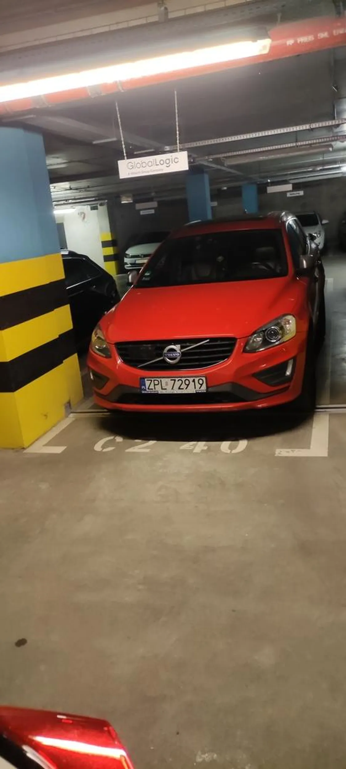 Kierowca tego pojazdu w Piastów Office Center w Szczecnie notorycznie zajmuje nie swoje miejsca parkingowe.