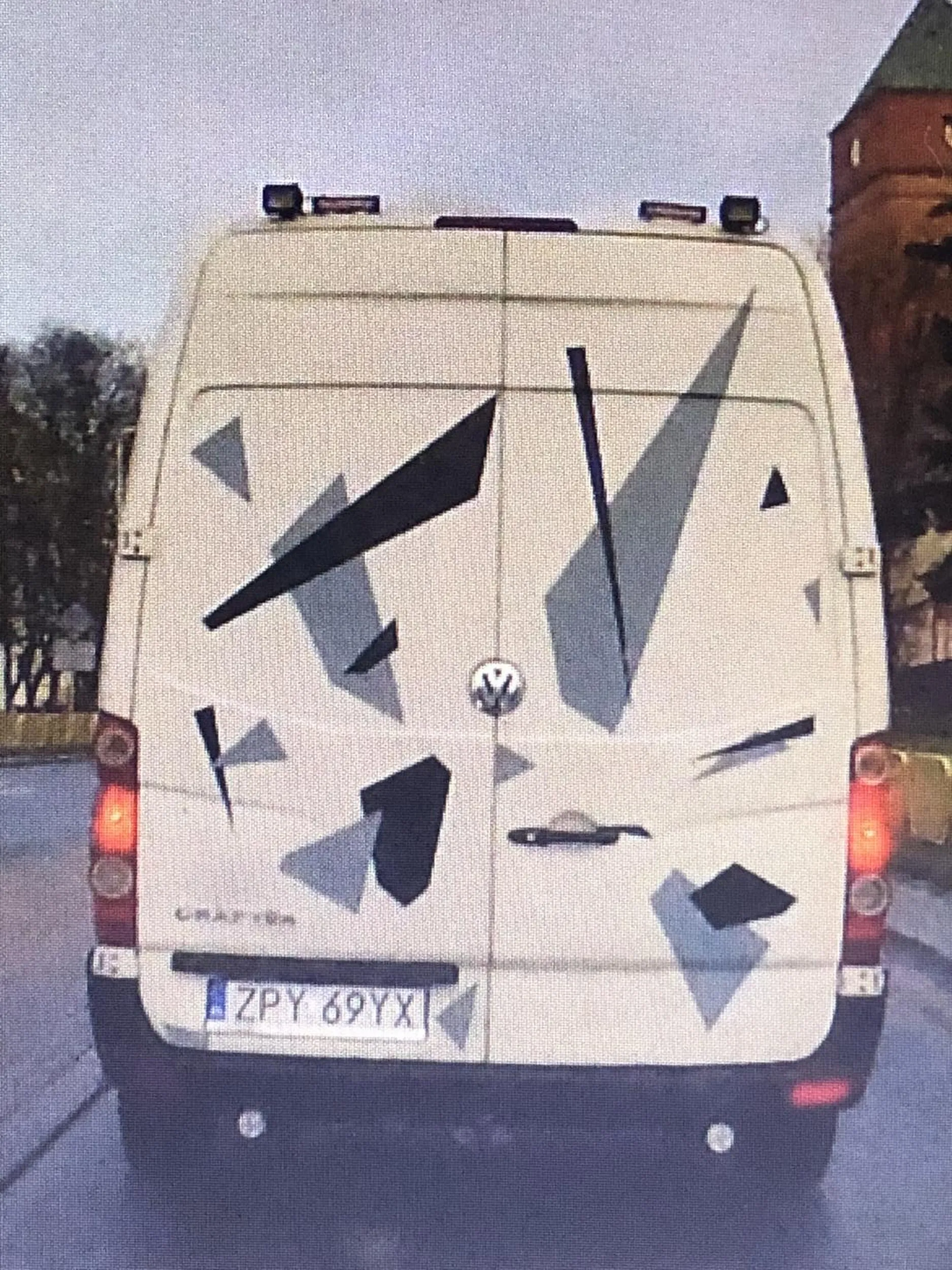 Typowy pyrzycki busiarz opóźniający ruch drogowy. Hamuje ostro i spowalnia ruch. Tak wymierza sprawiedliwość na ziemi pyrzyckiej.