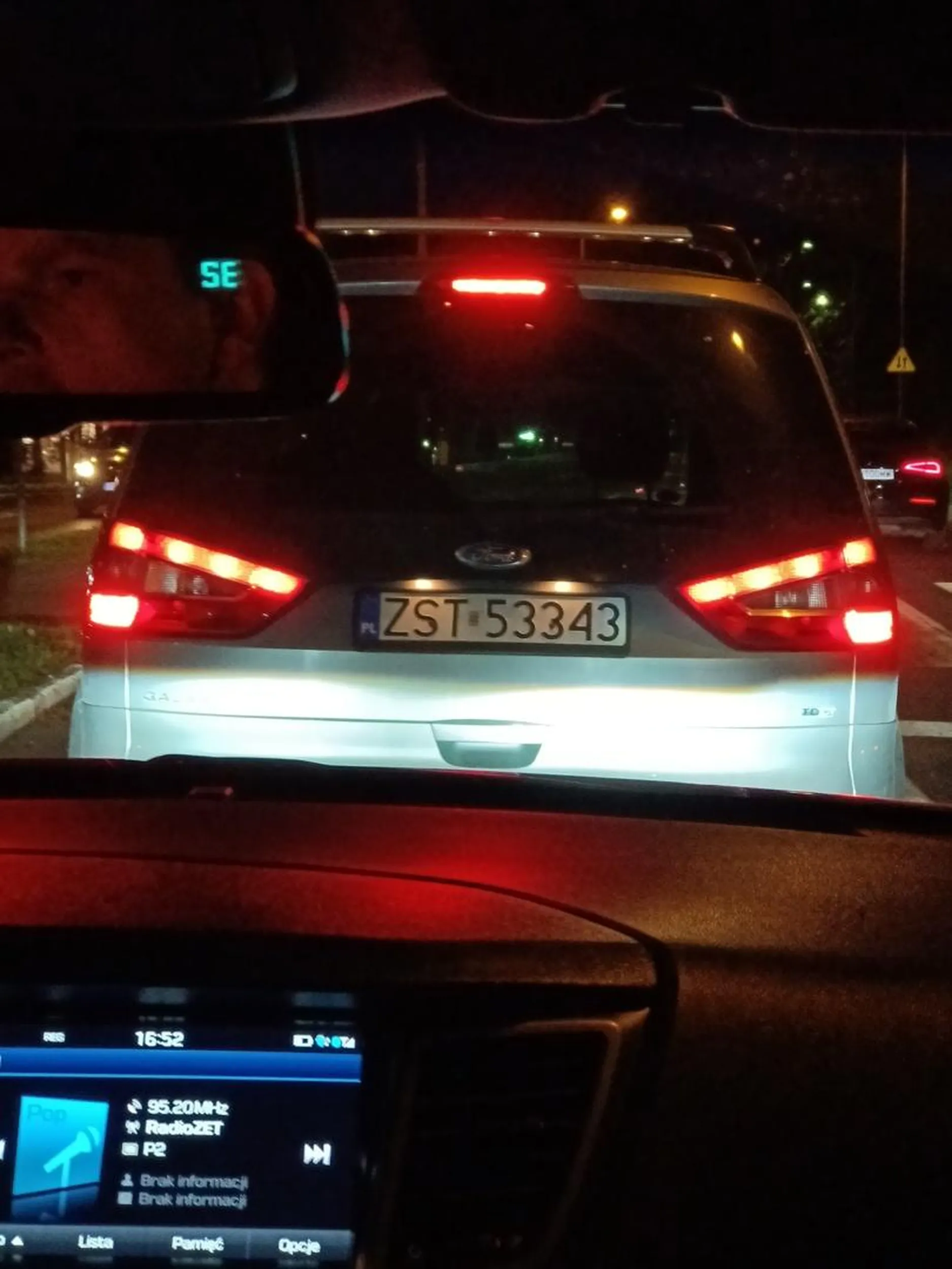 Kierowca po wymuszeniu pierwszeństwa kilkukrotnie pokazuje środkowy palec, jednocześnie przyhamowując celem wymuszenia najechania