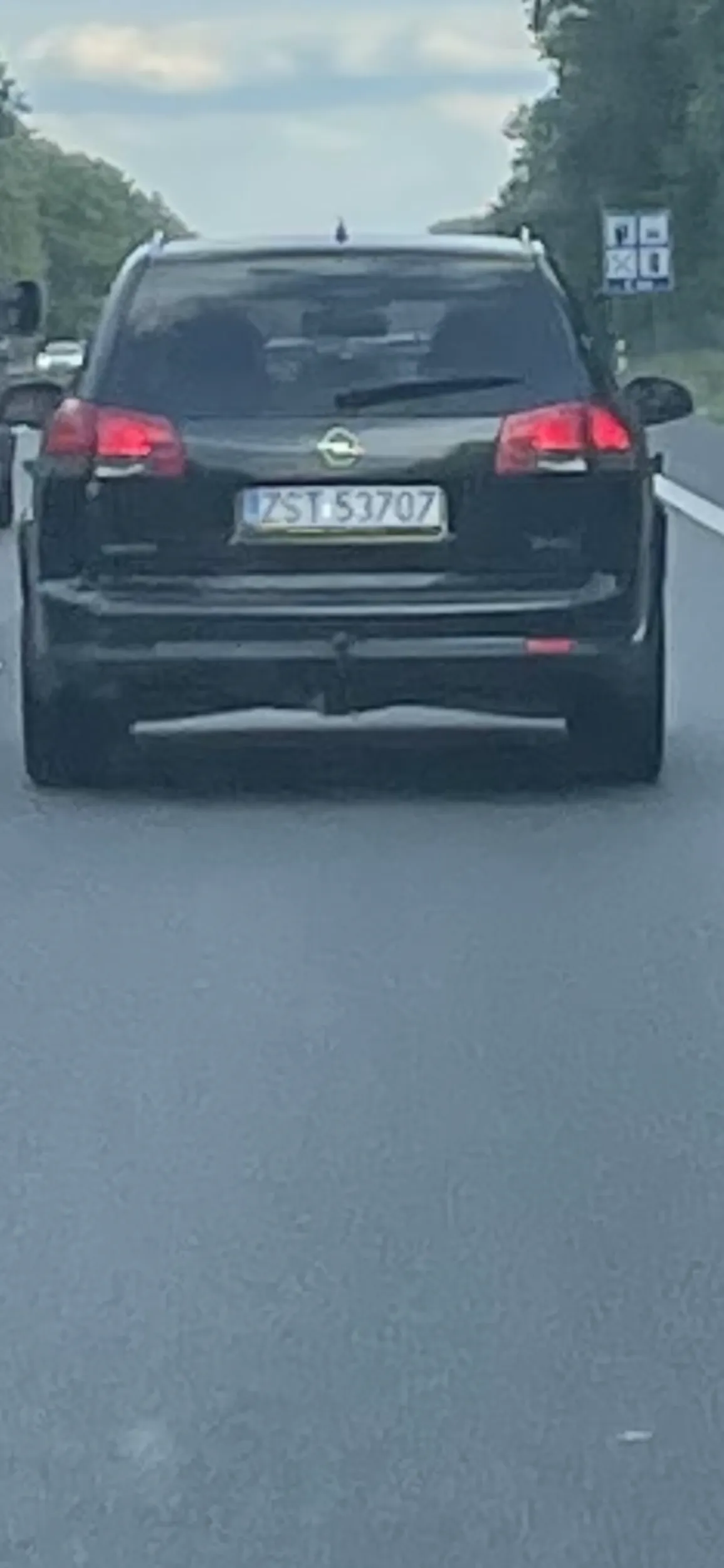 Pan nie mógł się doczekać końca mojego wyprzedzania, wiec zaczął „popychać” mój samochód z tylu, jak zmieniałam pas to zajechał drogę z przodu i zaczął ostro hamować!!