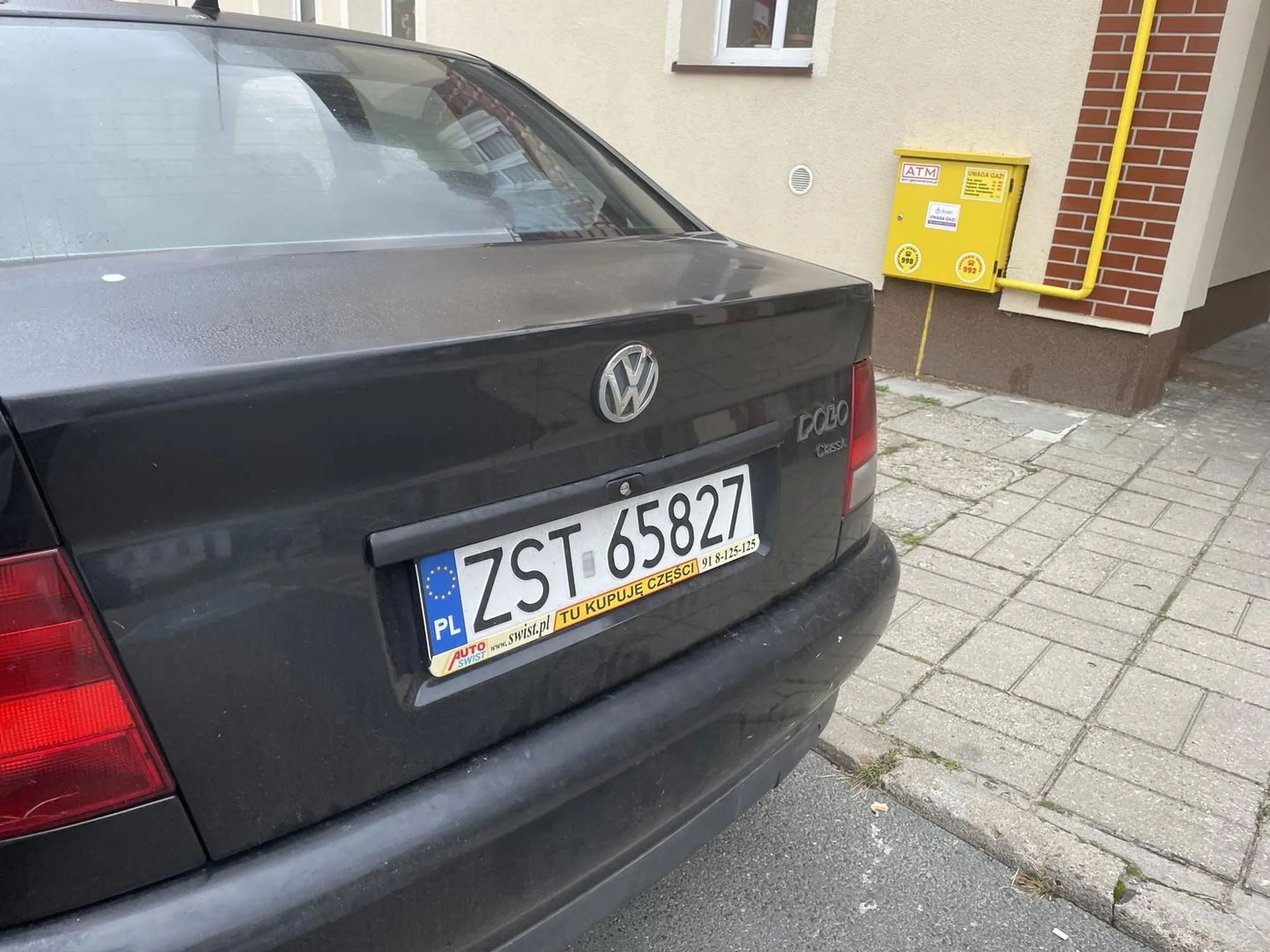 Kierowca nie wie co to kierunkowskazy, że w Polsce jeździ się na światłach, nie wie że na obszarze zabudowanym jeździmy z prędkością oznaczoną na znakach, a nie razy 2,chamski, wulgarny, zastanawiam się czy ma prawo jazdy, lub czy nie był pod wpływem środków