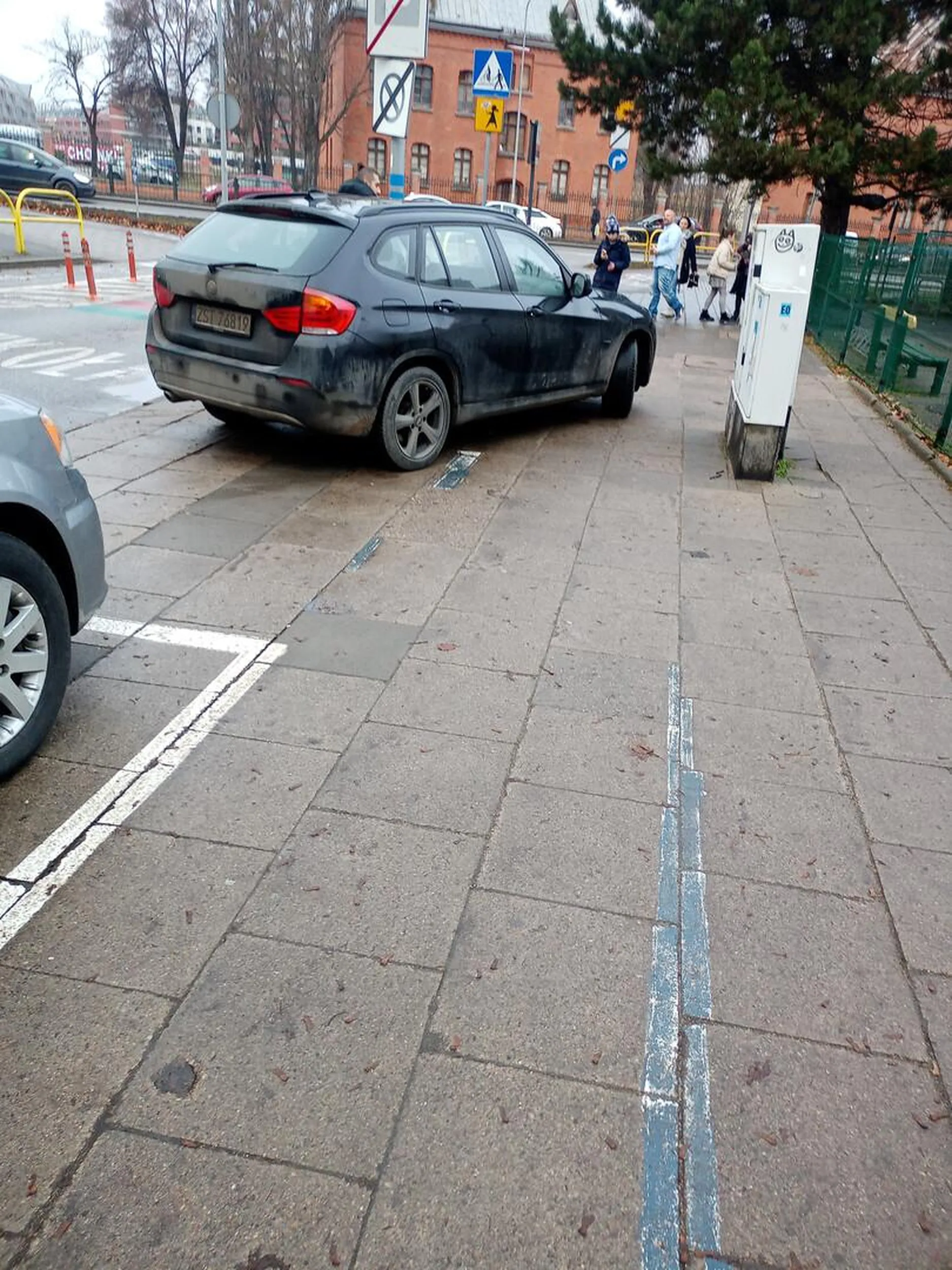 Blokowanie chodnika przy gdańskiej podstawówce