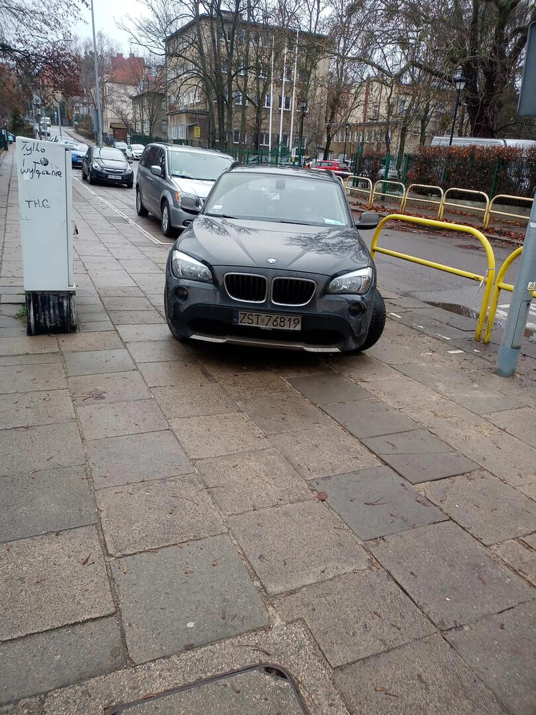 Blokowanie chodnika przy gdańskiej podstawówce
