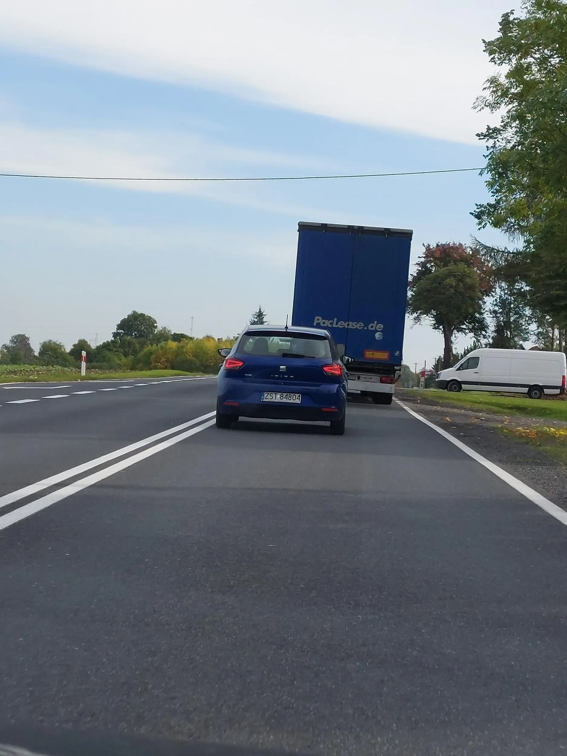 Pan który kierował wpycha się na siłę między autem a tirem, i jeszcze pokazuje środkowy palec, zamiast przeprosić.