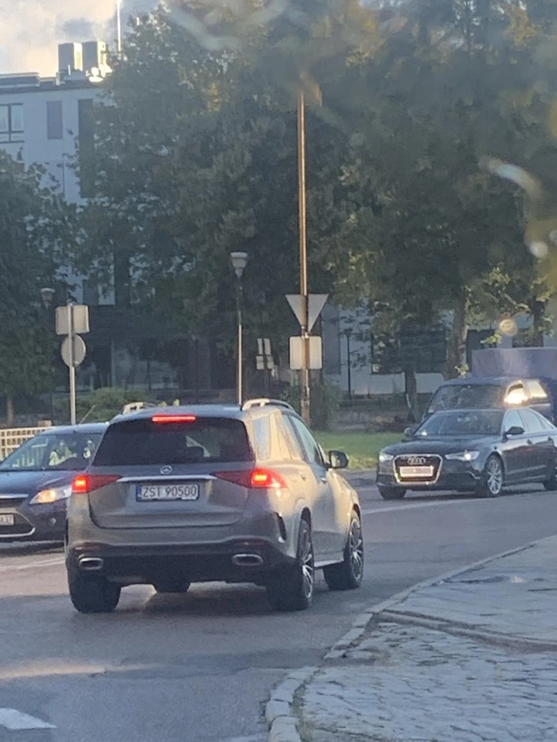 Kierowca wyprzedził dziś ok. 7:45 dwa auta i wielka śmieciarkę stojące tuż przed przejściem dla pieszych (po którym przechodzą głównie dzieci, bo w okolicy są aż 4 szkoły). Wyskoczył na trzeciego bez ŻADNEJ widoczności na przejście dla pieszych zmuszając auta z naprzeciwka do ostrego hamowania.