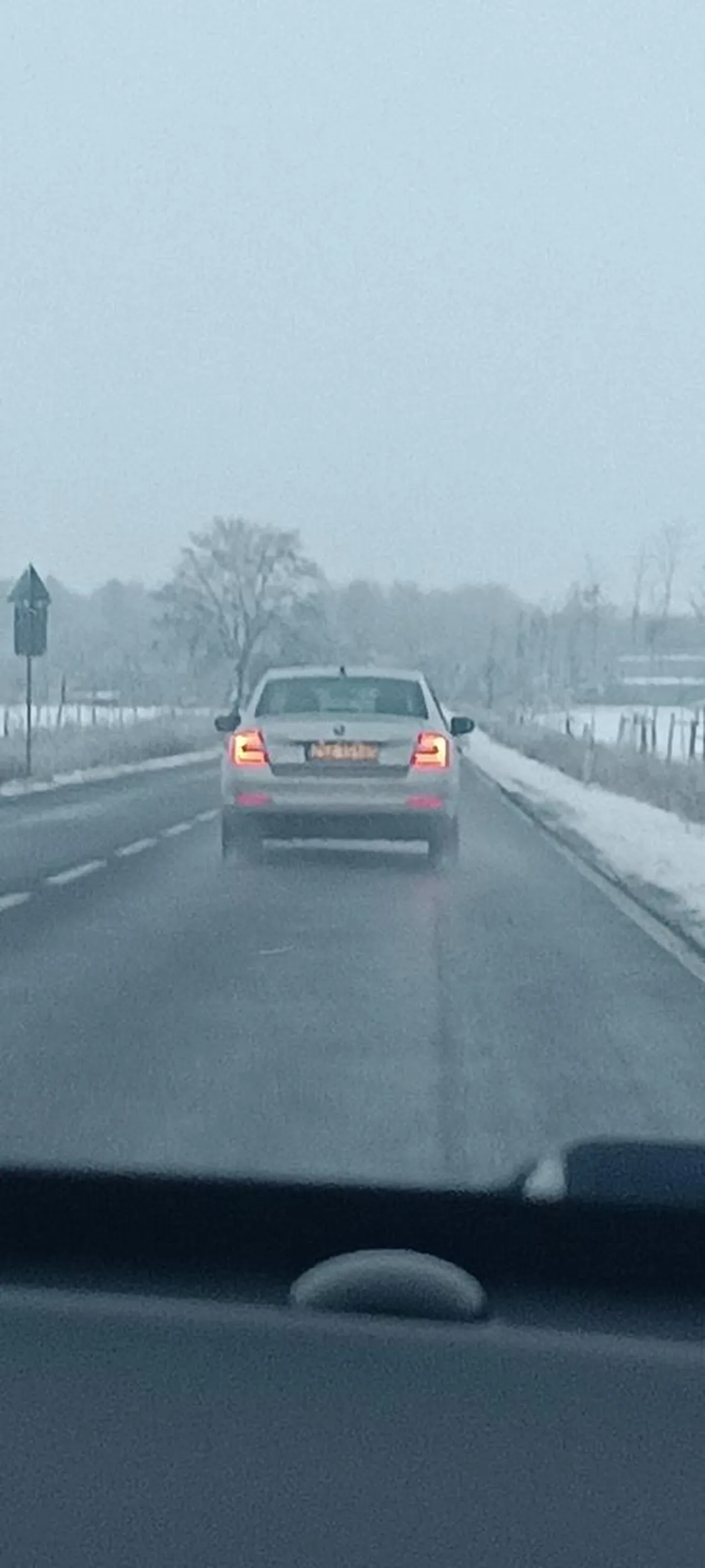 Kierowca w skodzie jedzie 60kmh w niezabudowanym, a gdy chce go wyprzedzić to przyspiesza do 100kmh powodując niebezpieczeństwo na drodze. Uważajcie na gnoja