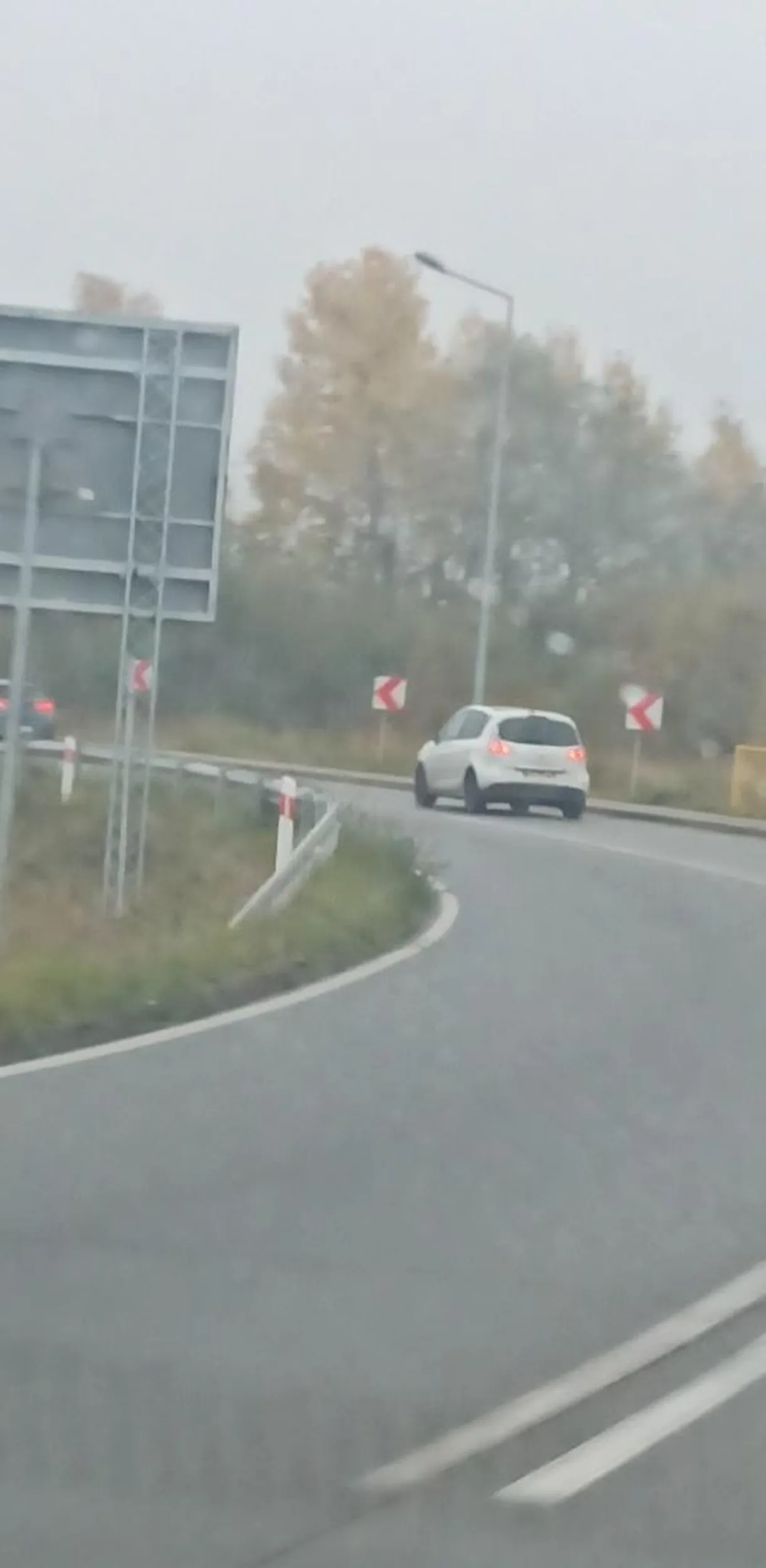 Wyprzedaż na 3-go zajeżdża droge innym i leci na czołówkę z g klasą