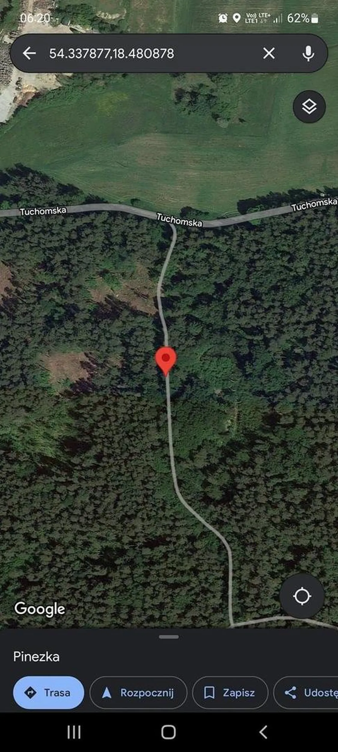 Wrak pojazdu zagraca las pod Gdańskiem. Może ktoś szuka?