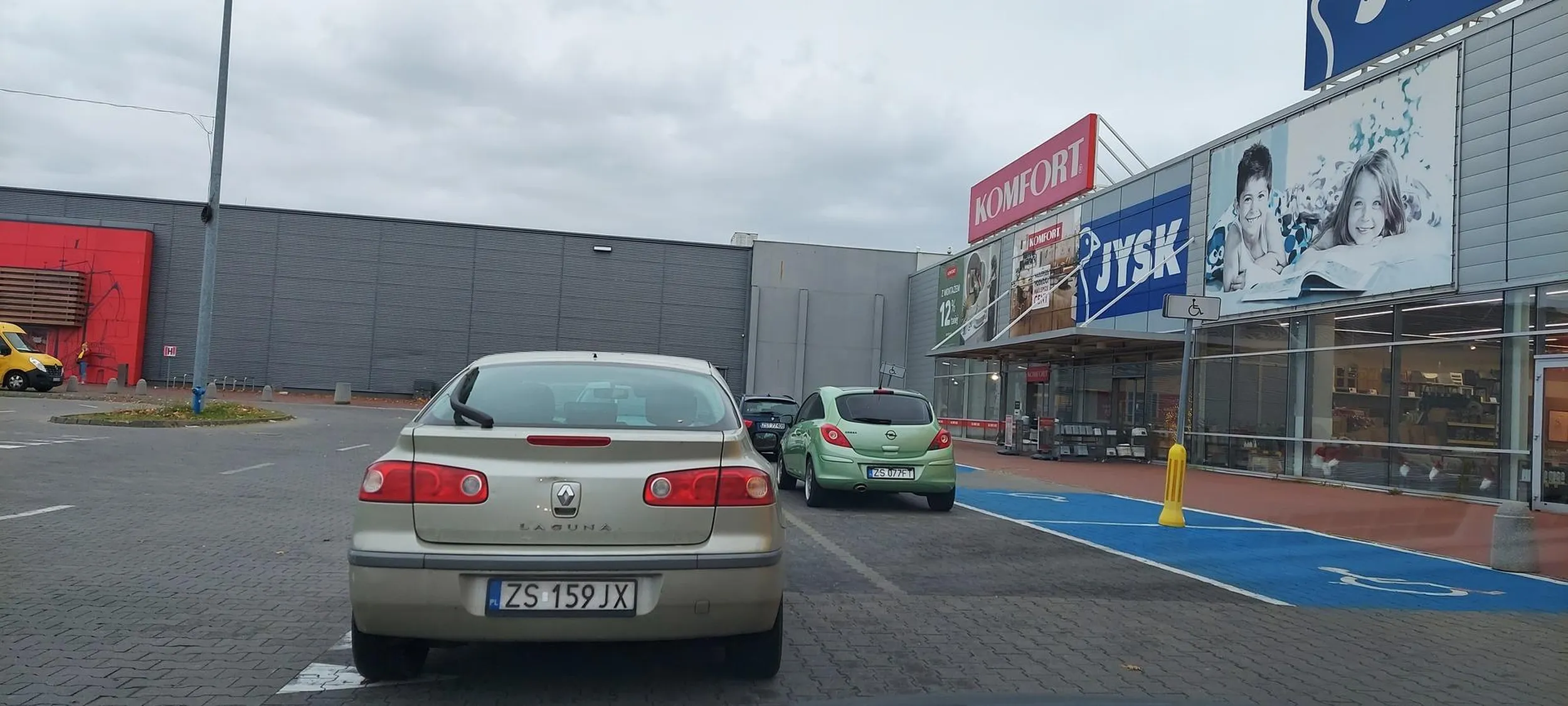 Tak władca parkingu blokuje miejsca postojowe w tym dla osób niepełnosprawnych.