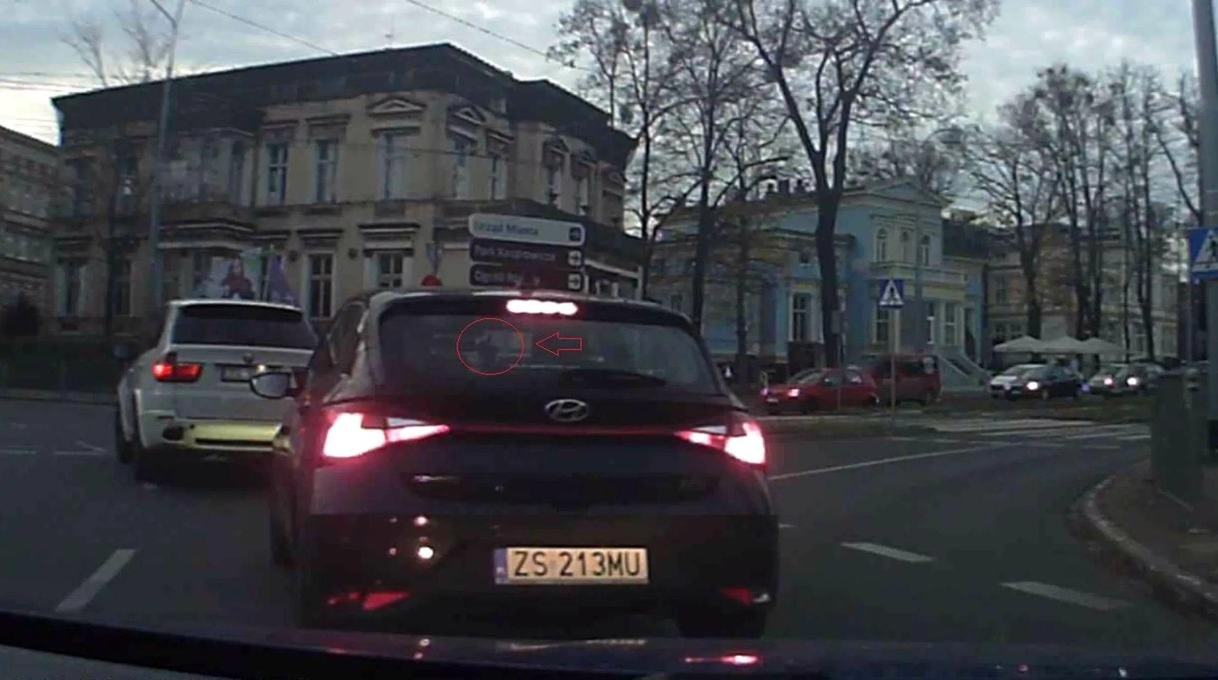 jaśnie Pani wymusza pierwszeństwo wjeżdżając "na rondo"  i prawie doprowadza do stłuczki a na sygnał dźwiękowy reaguje palcem środkowym